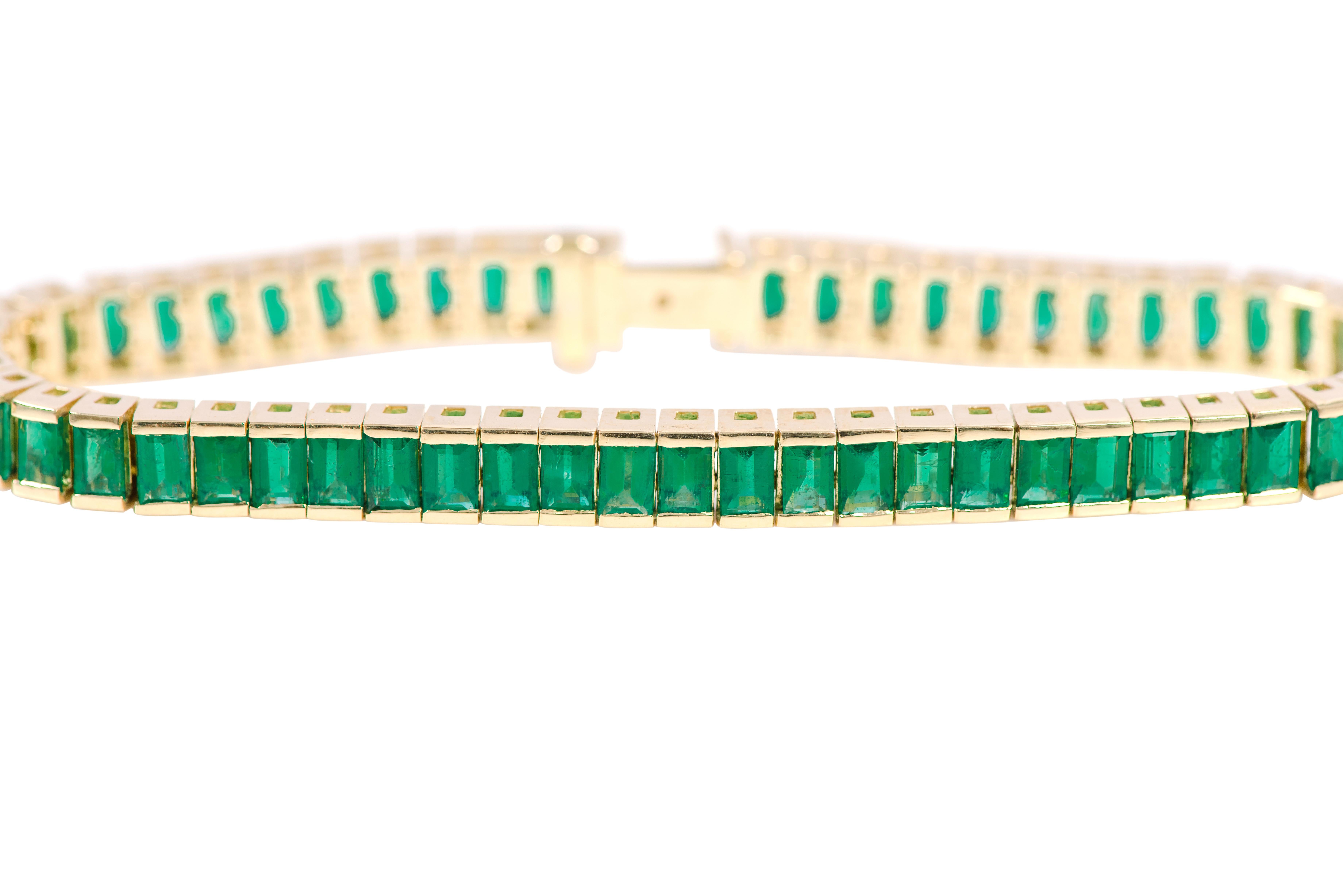18 Karat Yellow Gold 14.99 Carats Baguette-Cut Natural Emerald Tennis Bracelet In New Condition For Sale In Jaipur, IN