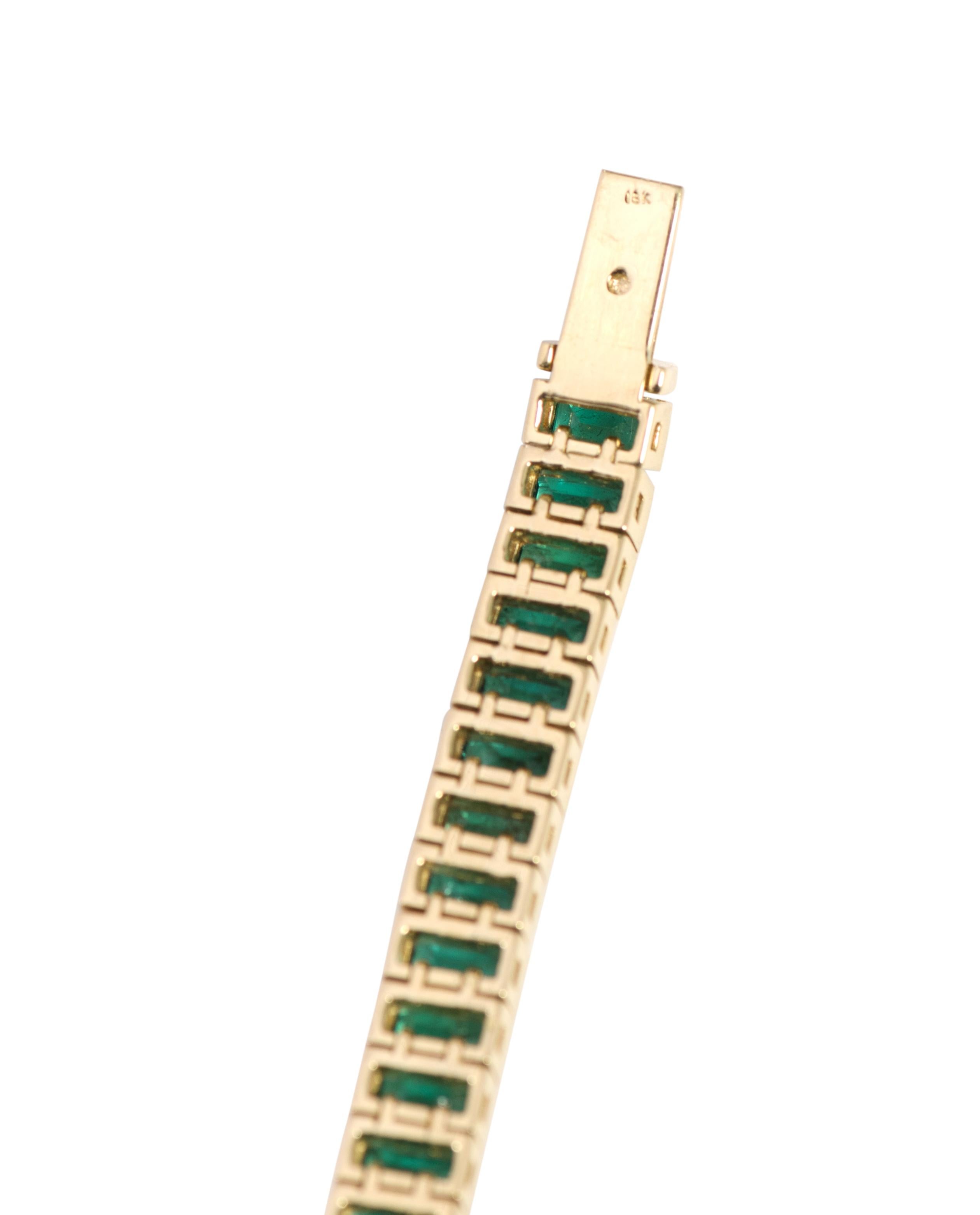 18 Karat Yellow Gold 14.99 Carats Baguette-Cut Natural Emerald Tennis Bracelet For Sale 1