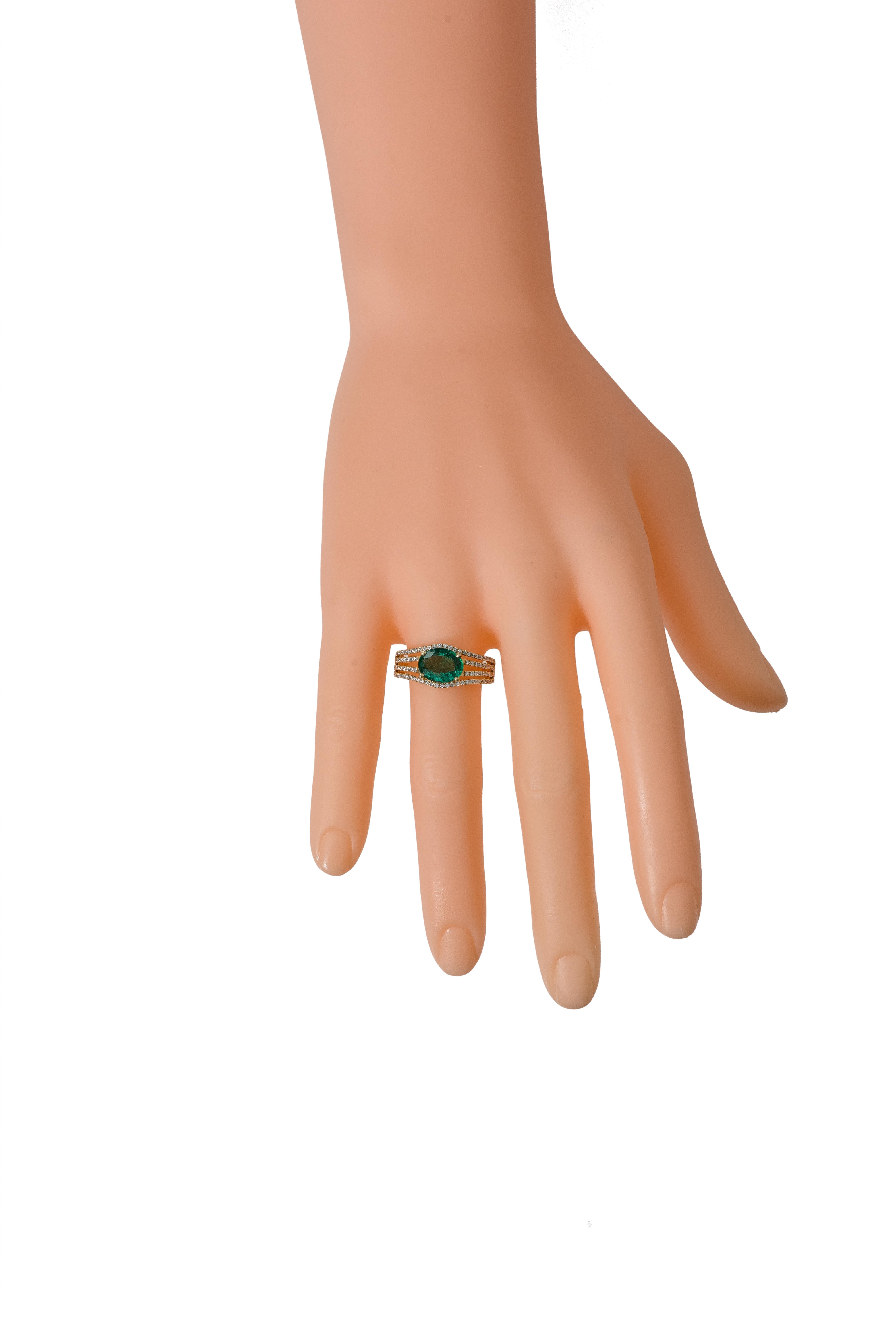 18 Karat Yellow Gold 1.68 Carat Natural Green Emerald and Diamond Statement Ring In New Condition For Sale In Jaipur, IN