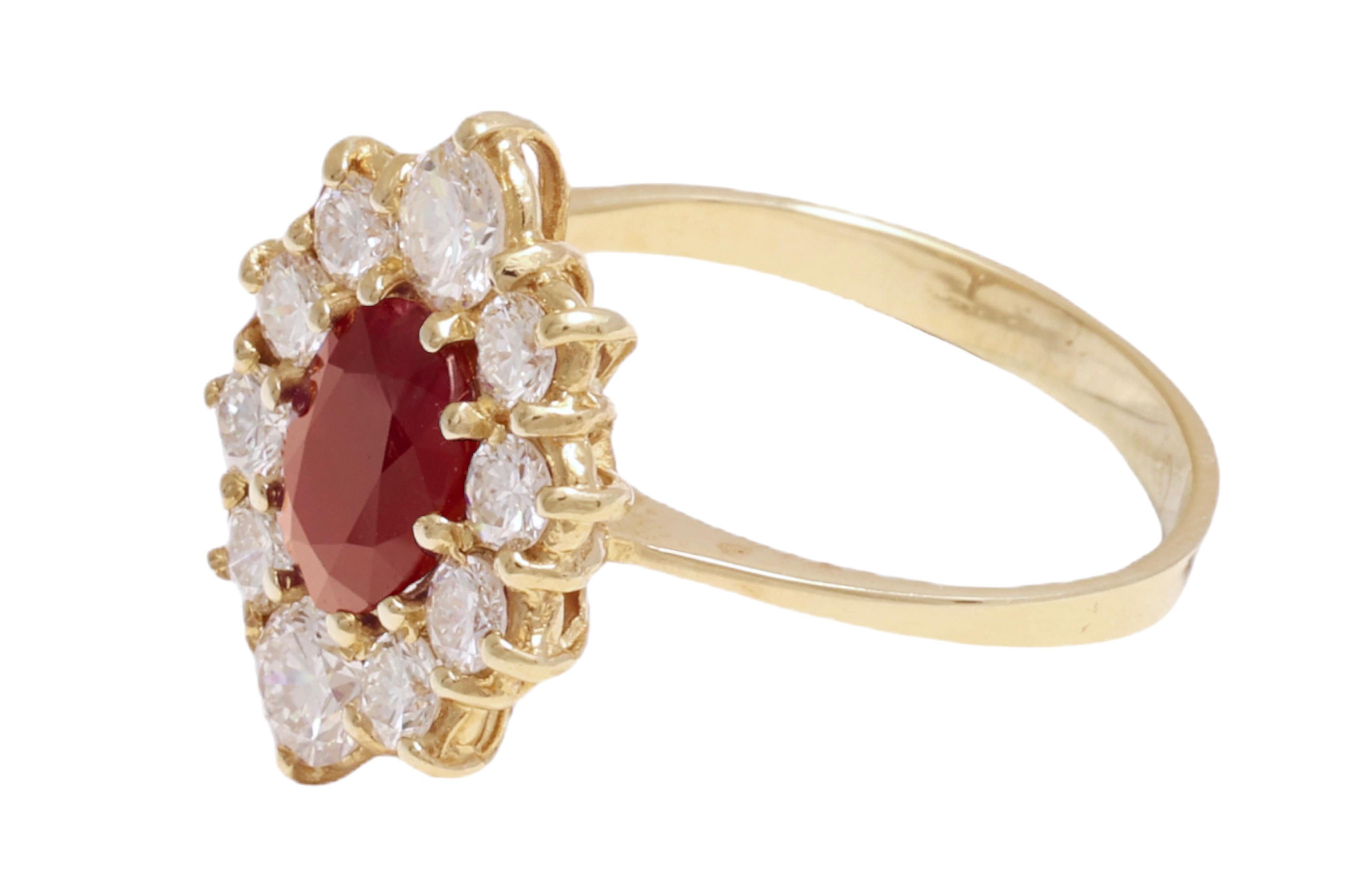18 Karat Yellow Gold 1.71 Carat Ruby Ring with Diamonds In Excellent Condition For Sale In Antwerp, BE