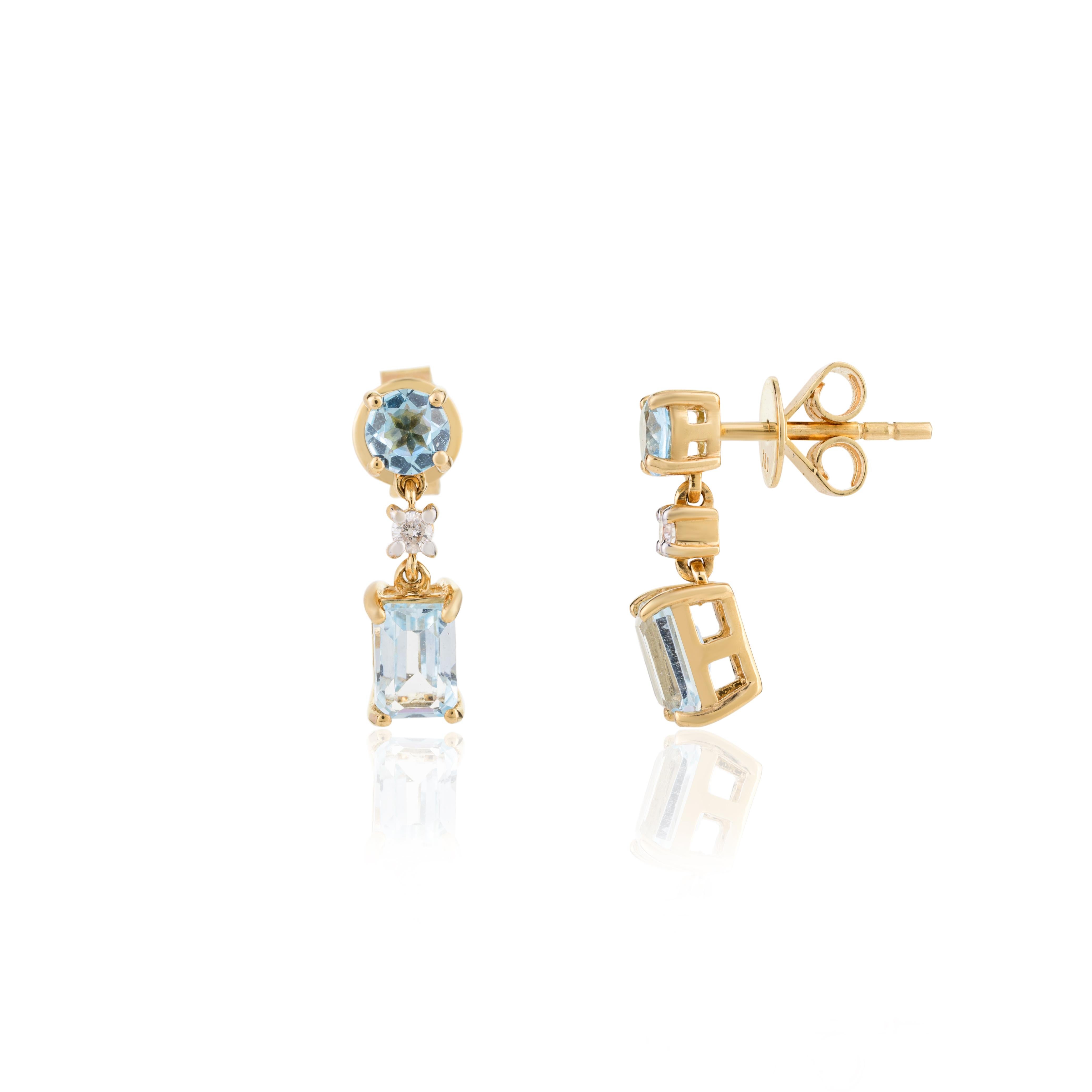 Moderne Boucles d'oreilles pendantes en or jaune 18 carats avec topaze bleue de 2 carats pour femmes  en vente