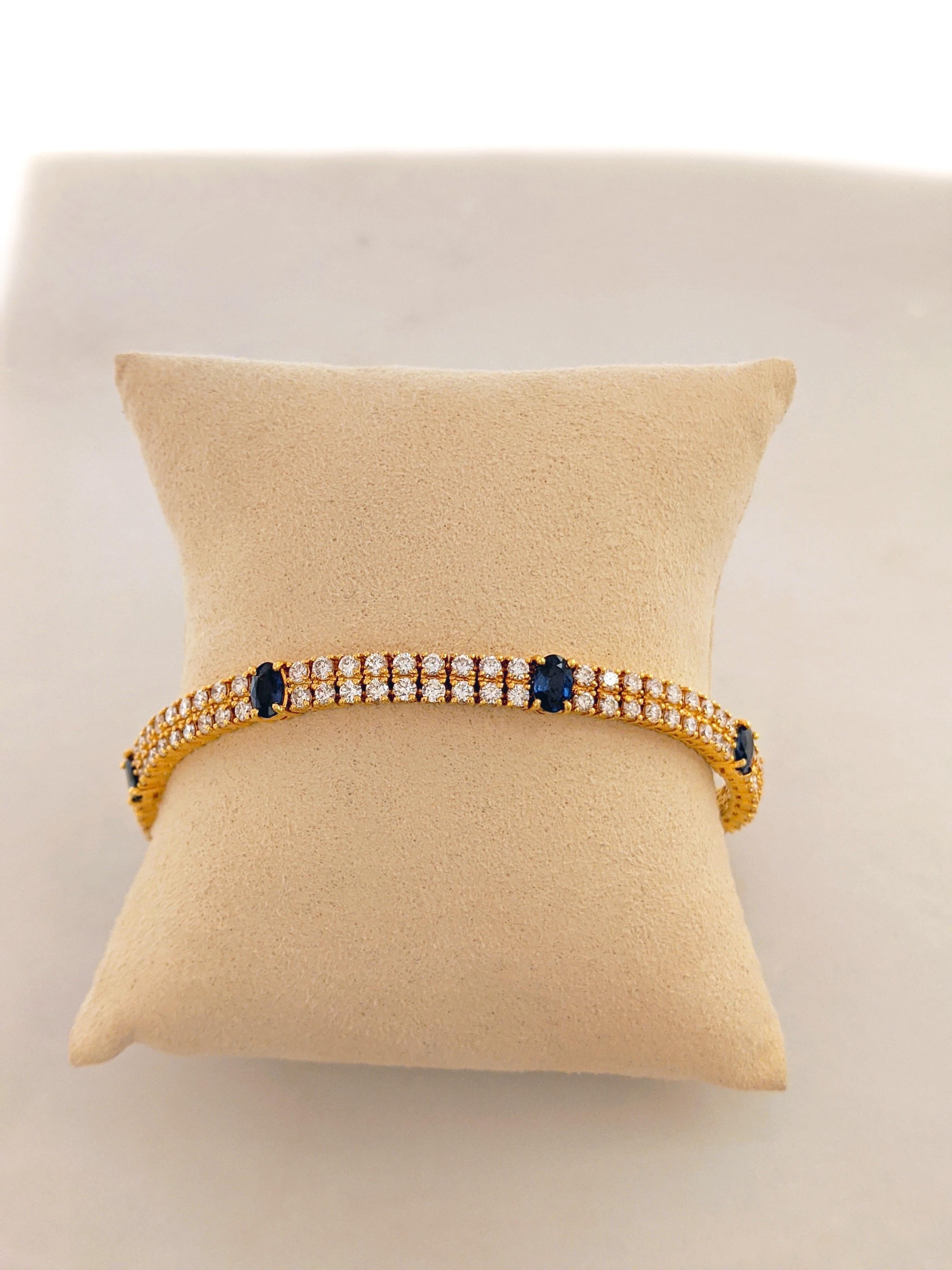 18 Karat Gelbgold, 2-reihiges Diamantarmband mit 3,19 Karat ovalen blauen Saphiren (Ovalschliff) im Angebot
