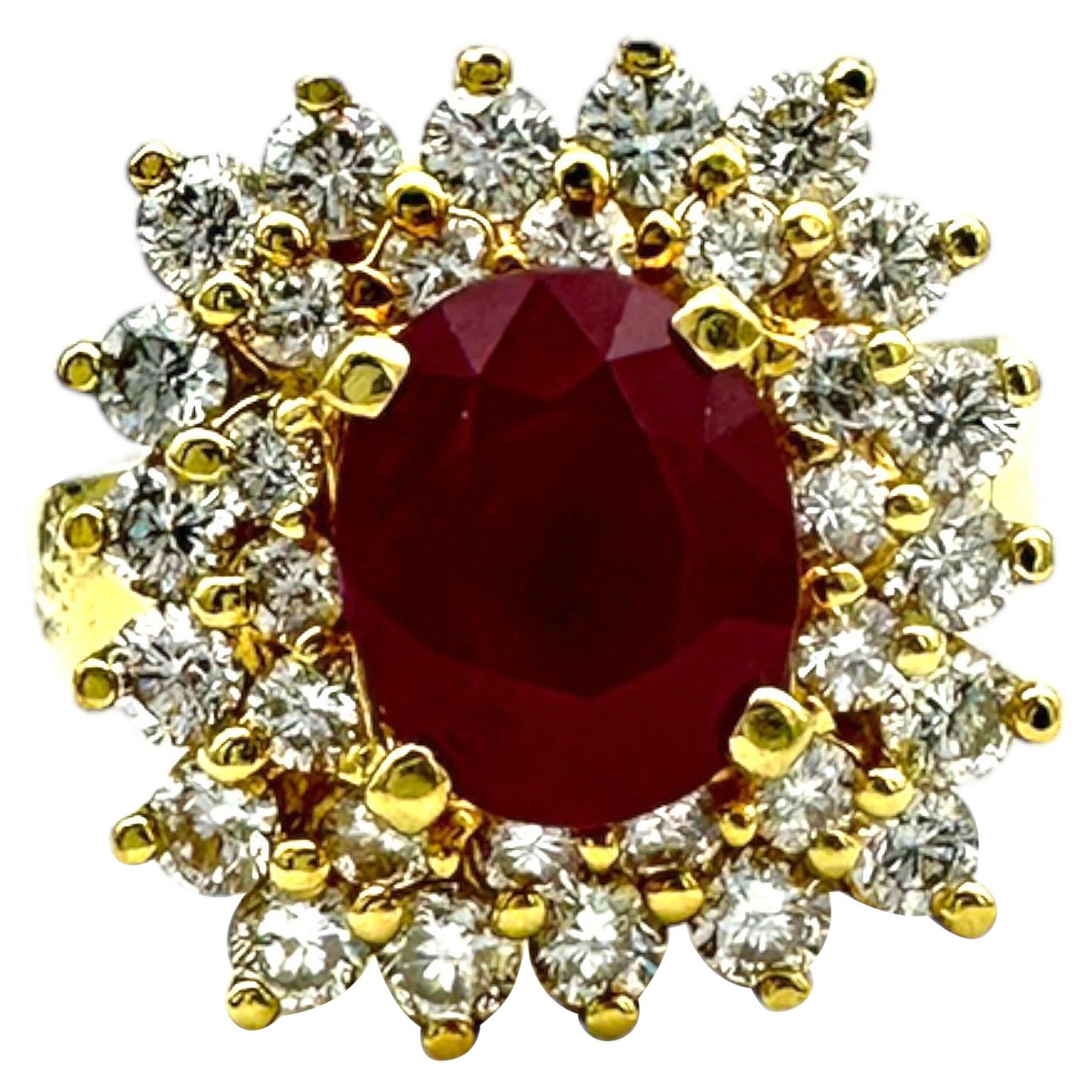 Este cautivador anillo de oro amarillo de 18 quilates presenta un rubí de Birmania de 2,10 quilates rodeado de un llamativo halo de diamantes. Los dos halos exteriores que rodean al rubí situado en el centro crean una silueta elegante y atemporal.