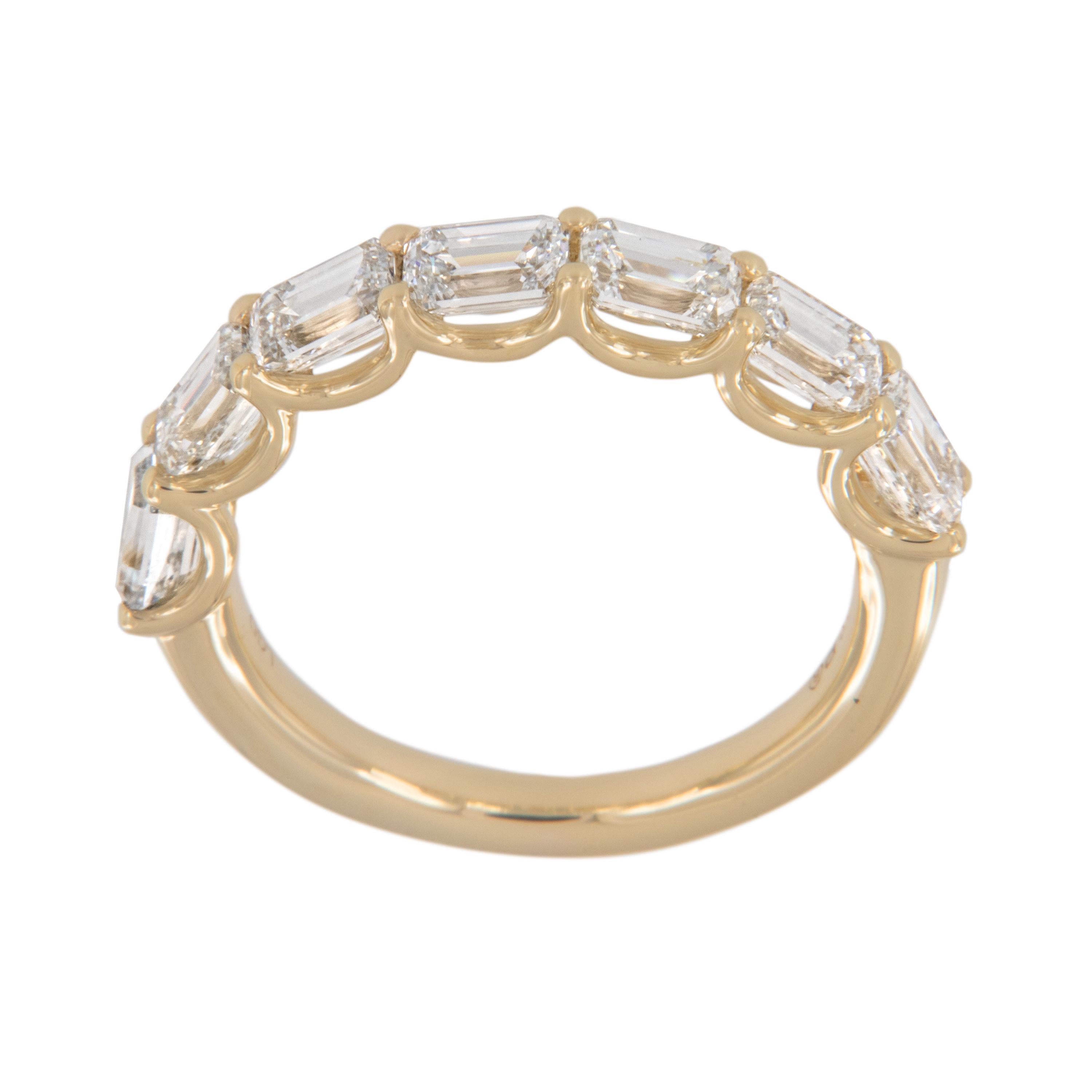 Contemporain Bracelet en or jaune 18 carats 2.13 Cttw Lab Grown Emerald Cut East - West Diamond Band en vente