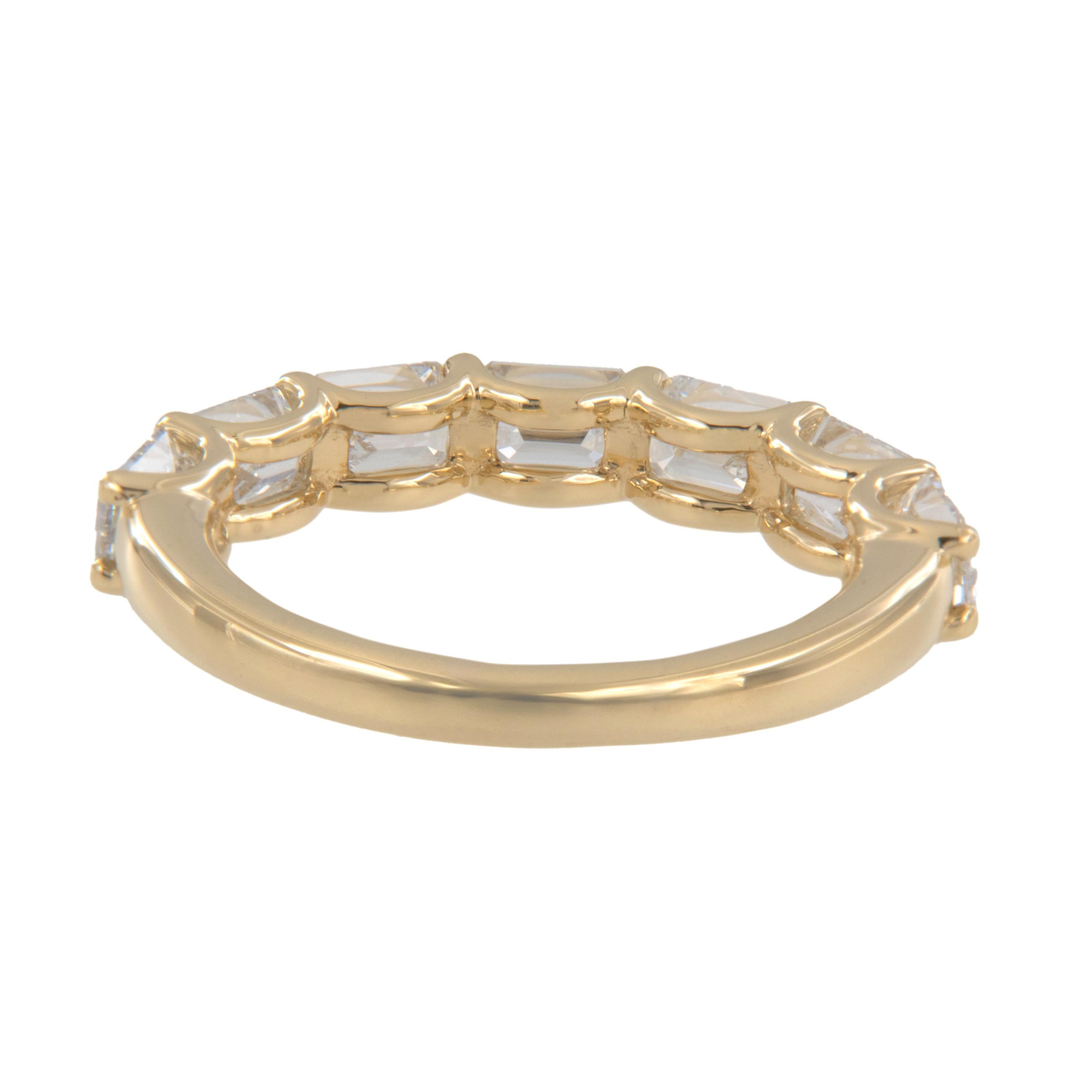 Taille émeraude Bracelet en or jaune 18 carats 2.13 Cttw Lab Grown Emerald Cut East - West Diamond Band en vente