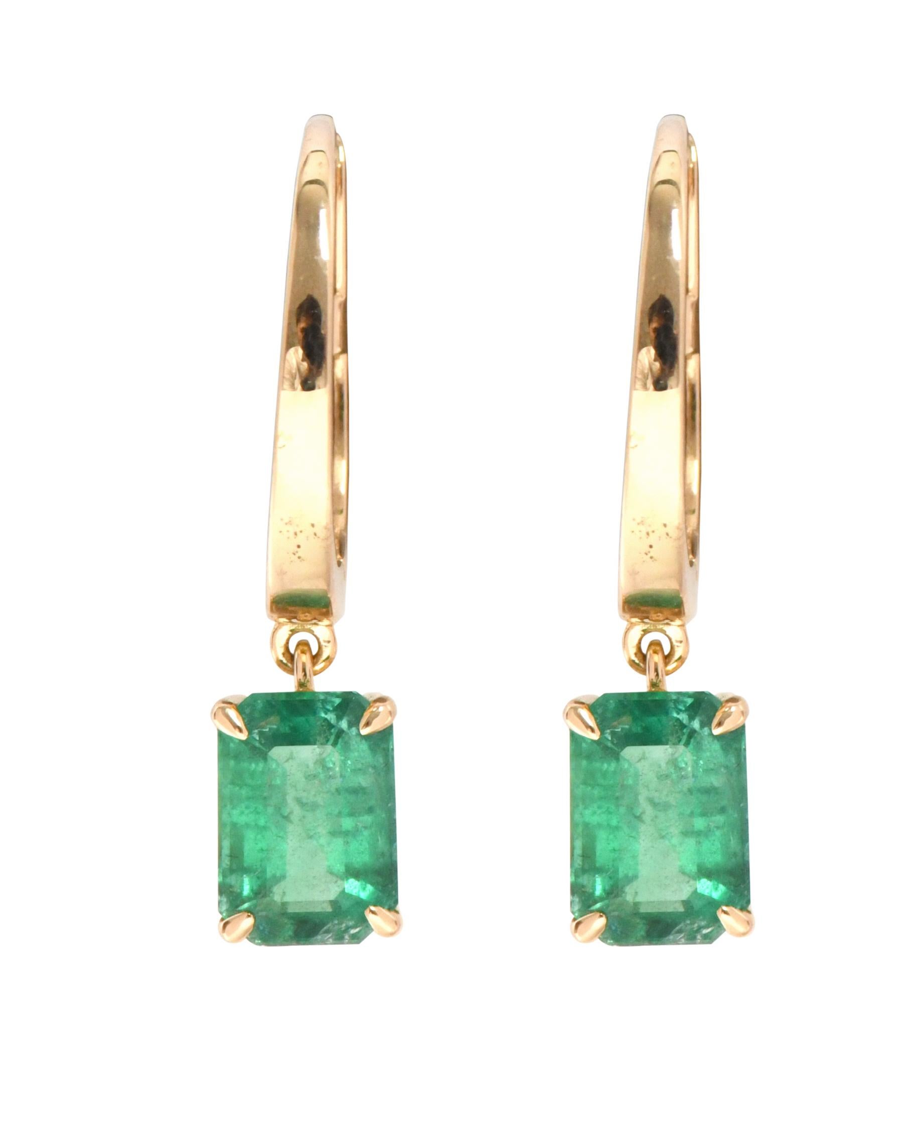 18 Karat Yellow Gold 2.22 Carats Natural Emerald Dangle Earrings In New Condition For Sale In Jaipur, IN