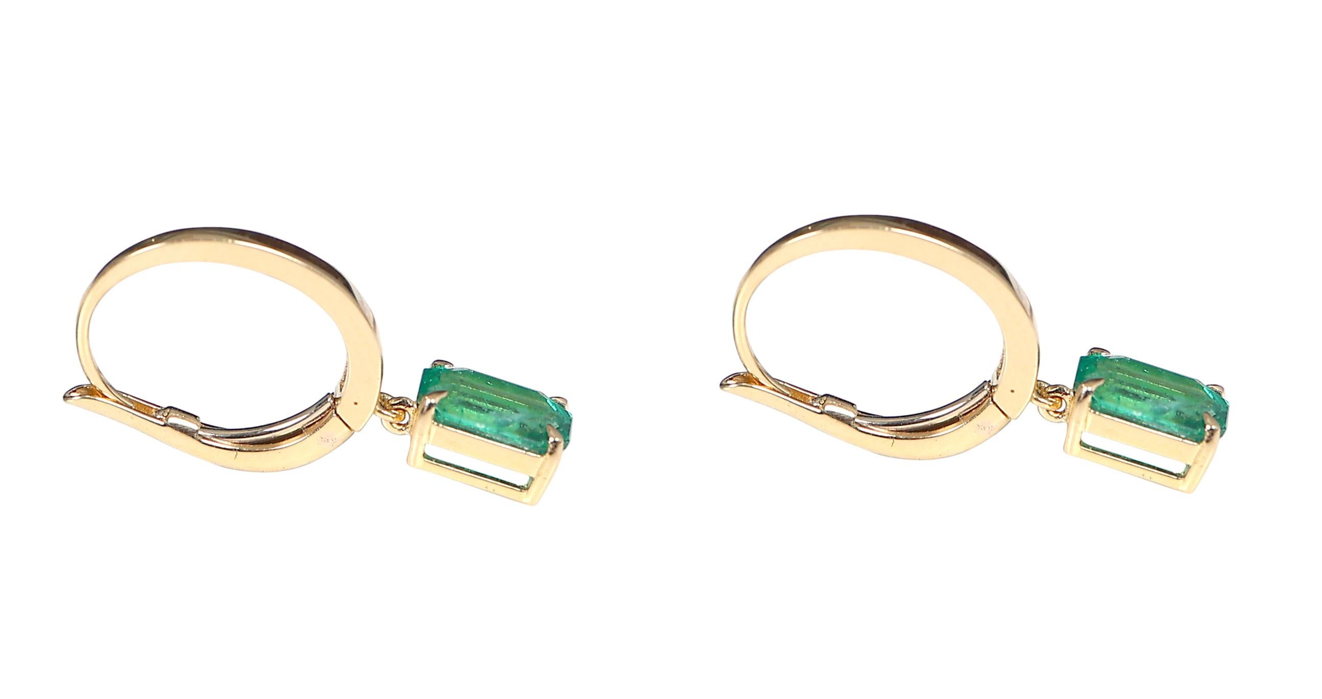 Women's 18 Karat Yellow Gold 2.22 Carats Natural Emerald Dangle Earrings For Sale
