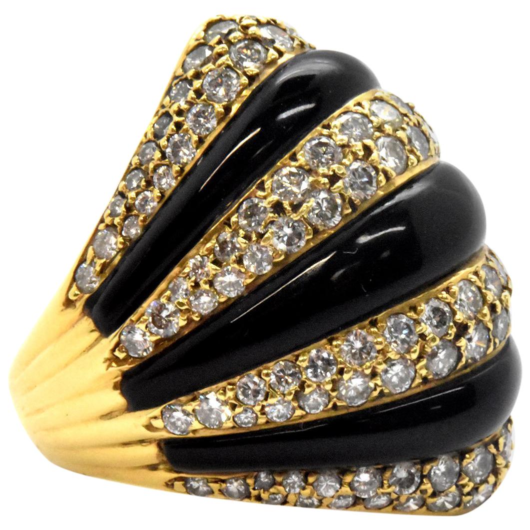 18 Karat Yellow Gold, 2.80 Carat Diamond and Onyx Dome Ring For Sale