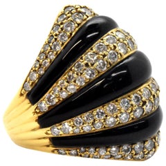Anillo de oro amarillo de 18 quilates, cúpula de diamantes y ónix de 2,80 quilates