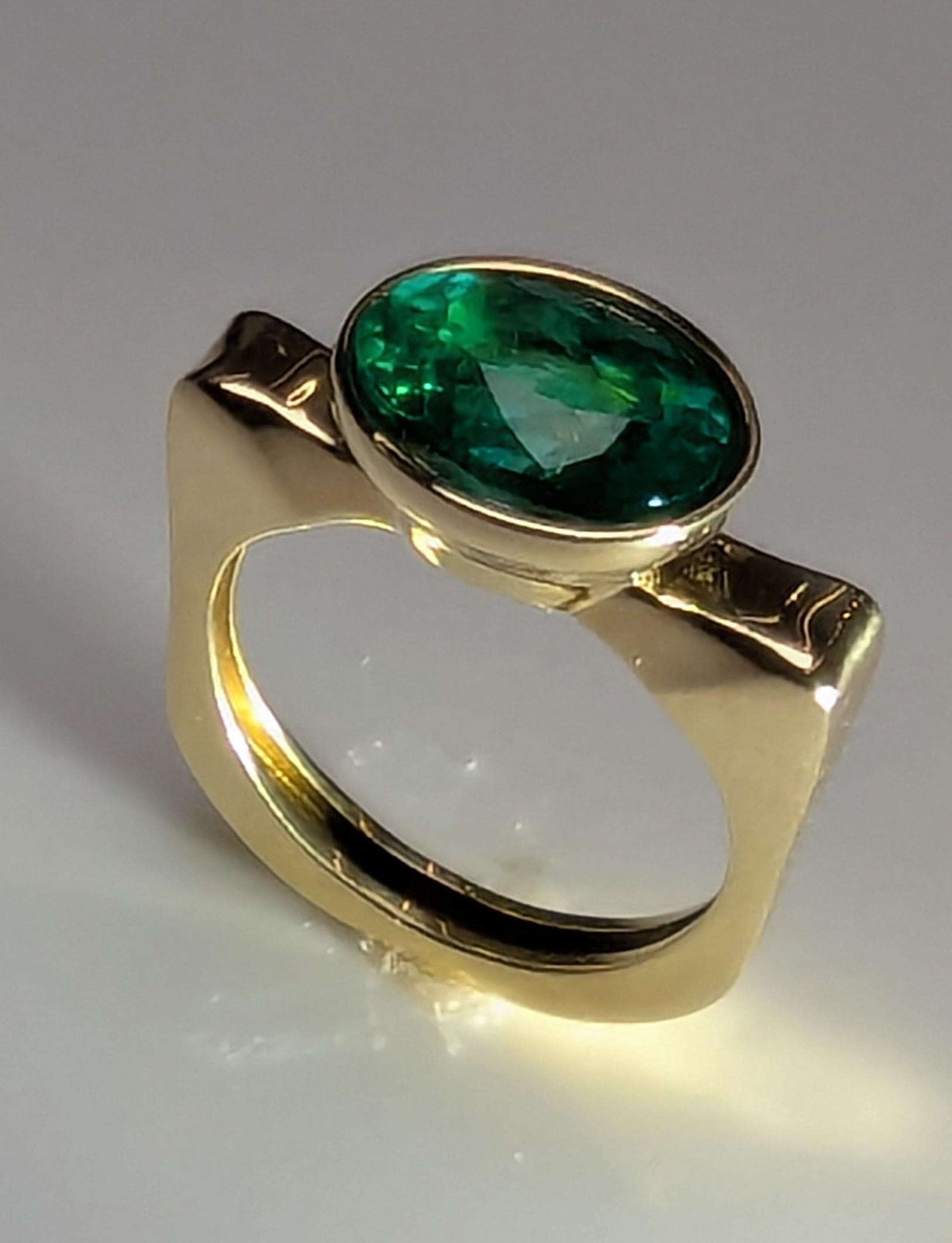 For Sale:  18 Karat Yellow Gold 2.86 Carat Oval Emerald Sculpture Ring 11