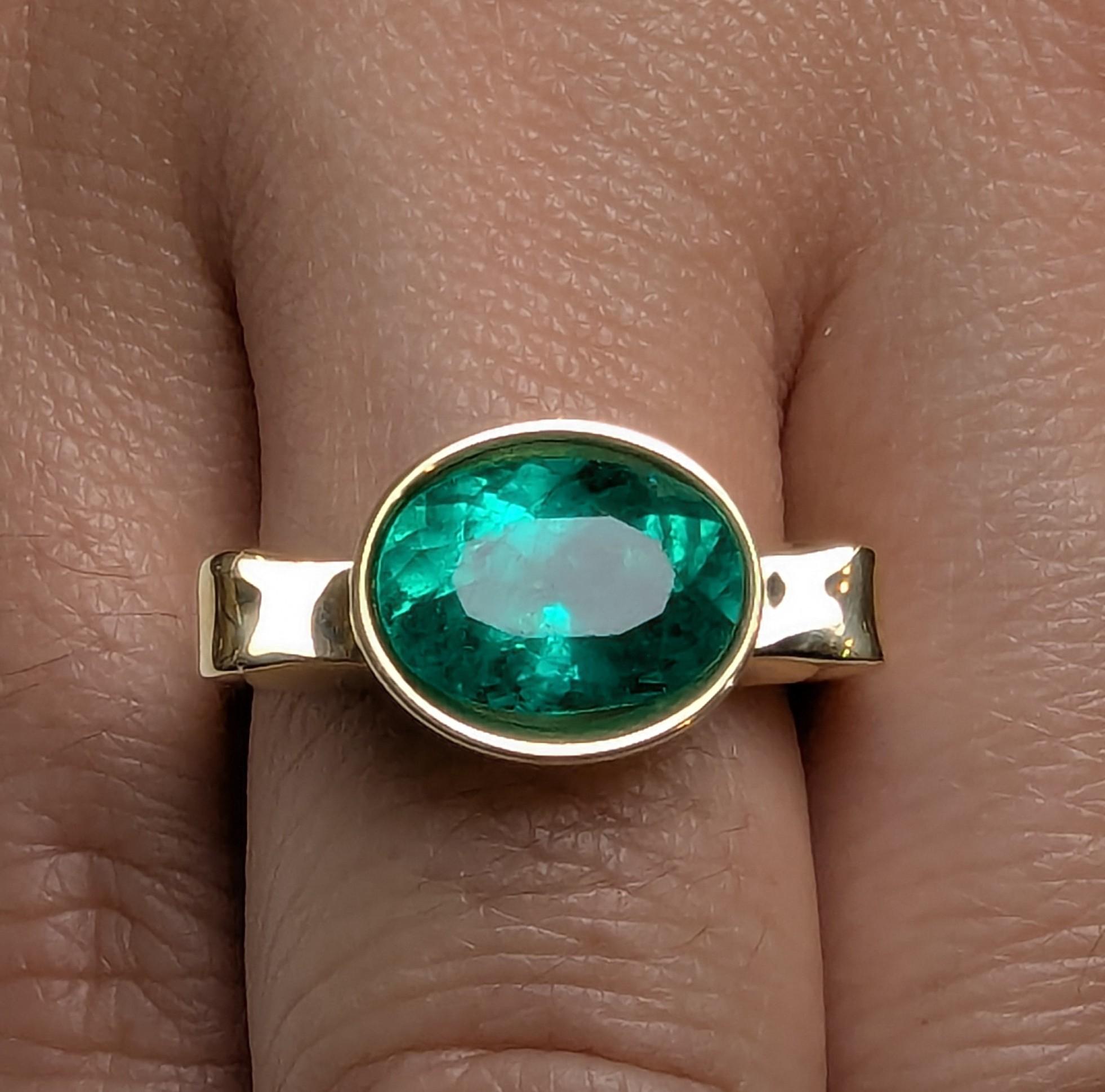 For Sale:  18 Karat Yellow Gold 2.86 Carat Oval Emerald Sculpture Ring 2