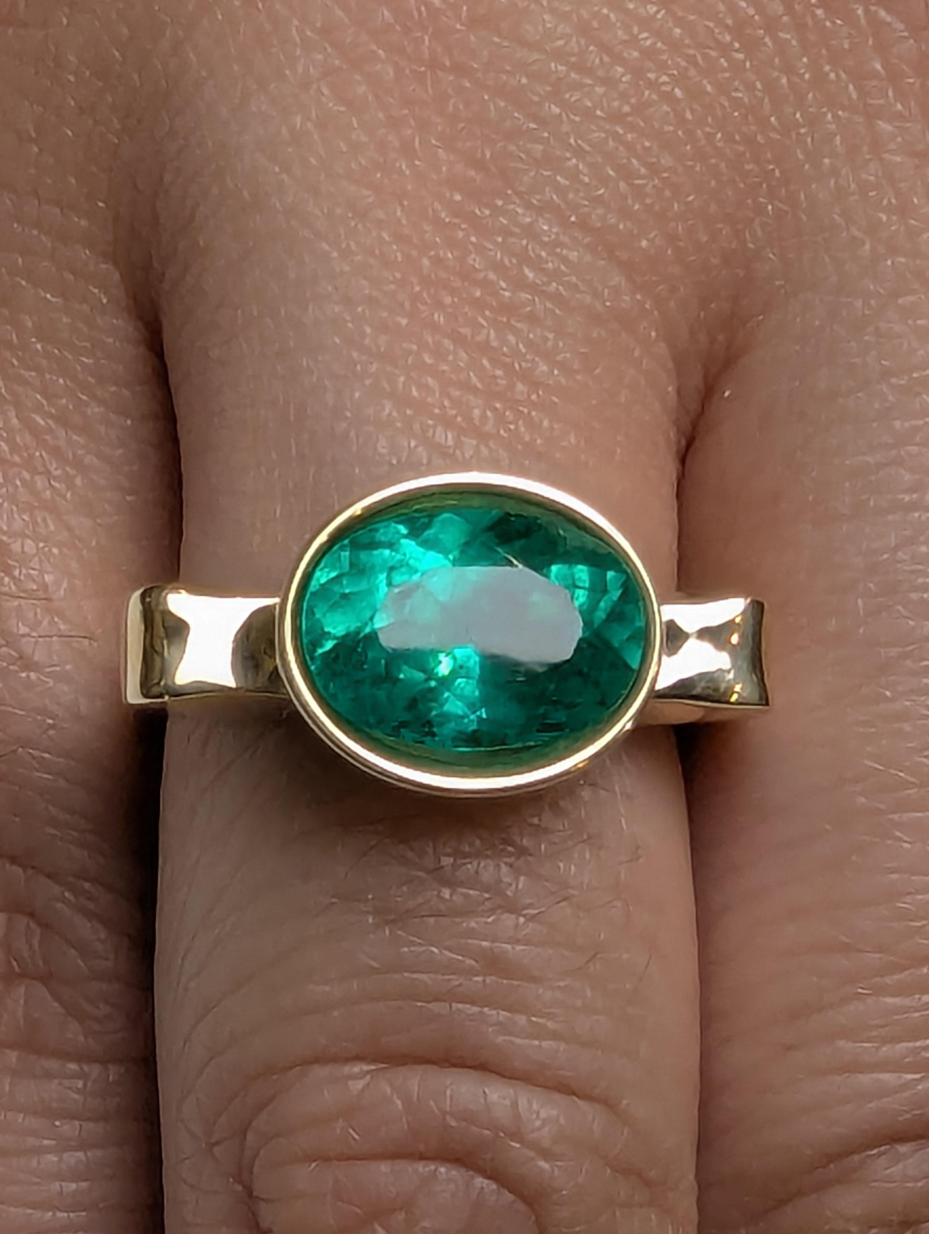 For Sale:  18 Karat Yellow Gold 2.86 Carat Oval Emerald Sculpture Ring 3