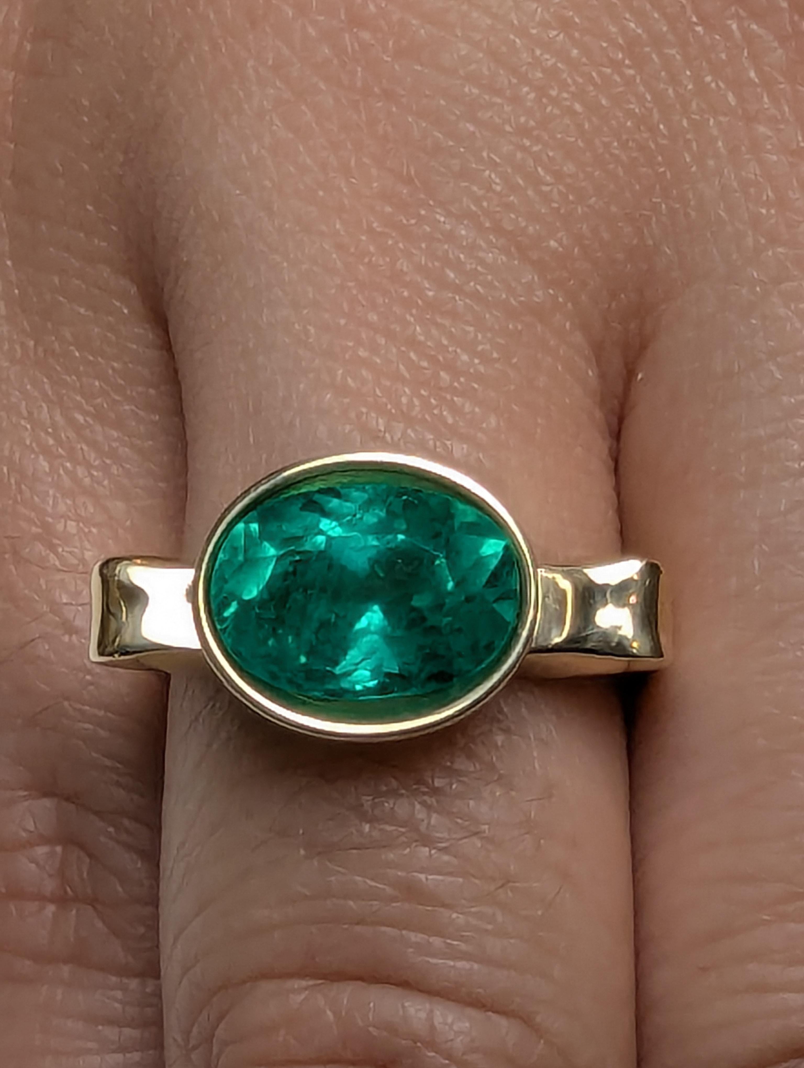 For Sale:  18 Karat Yellow Gold 2.86 Carat Oval Emerald Sculpture Ring 4