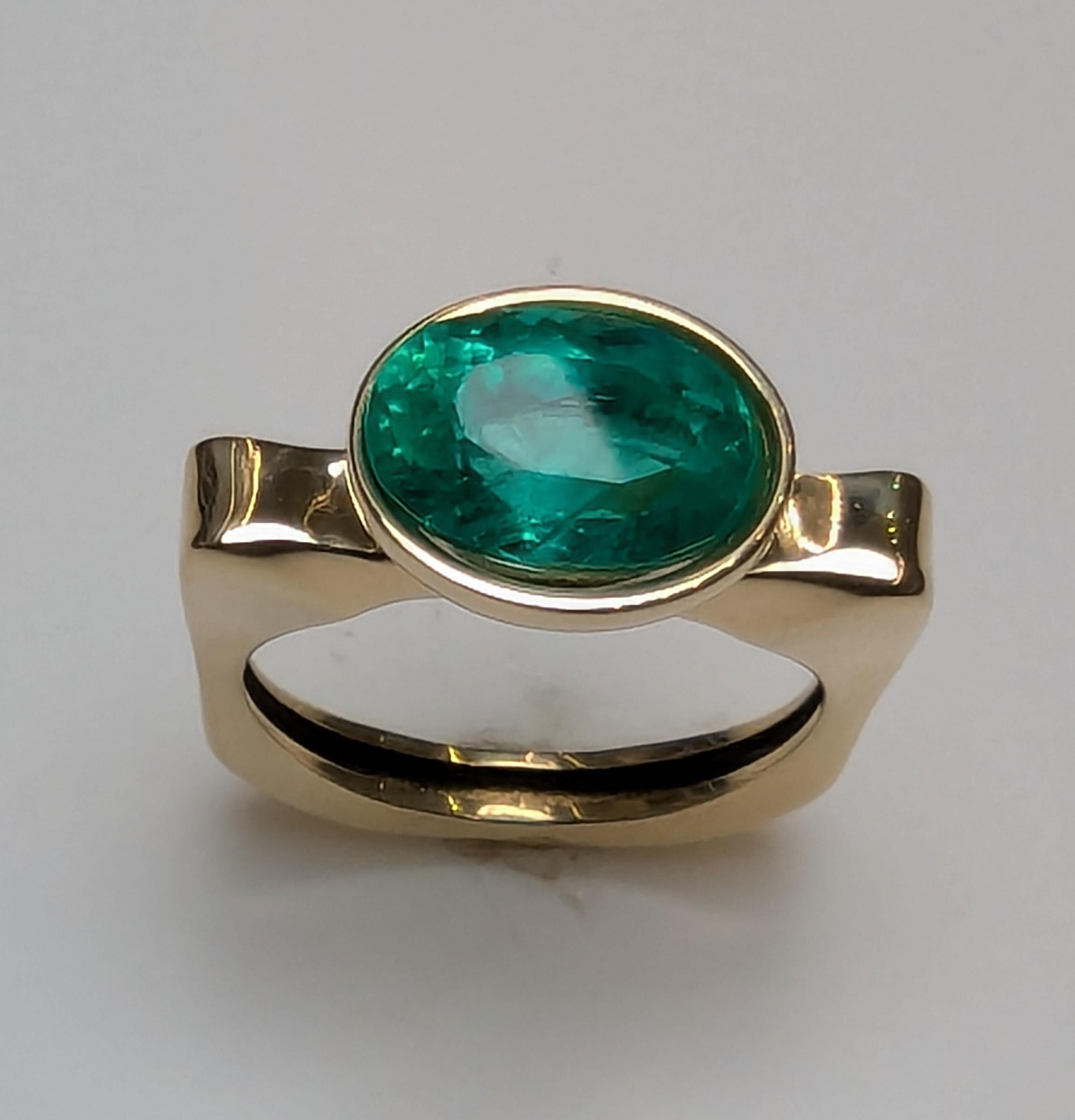 For Sale:  18 Karat Yellow Gold 2.86 Carat Oval Emerald Sculpture Ring 5