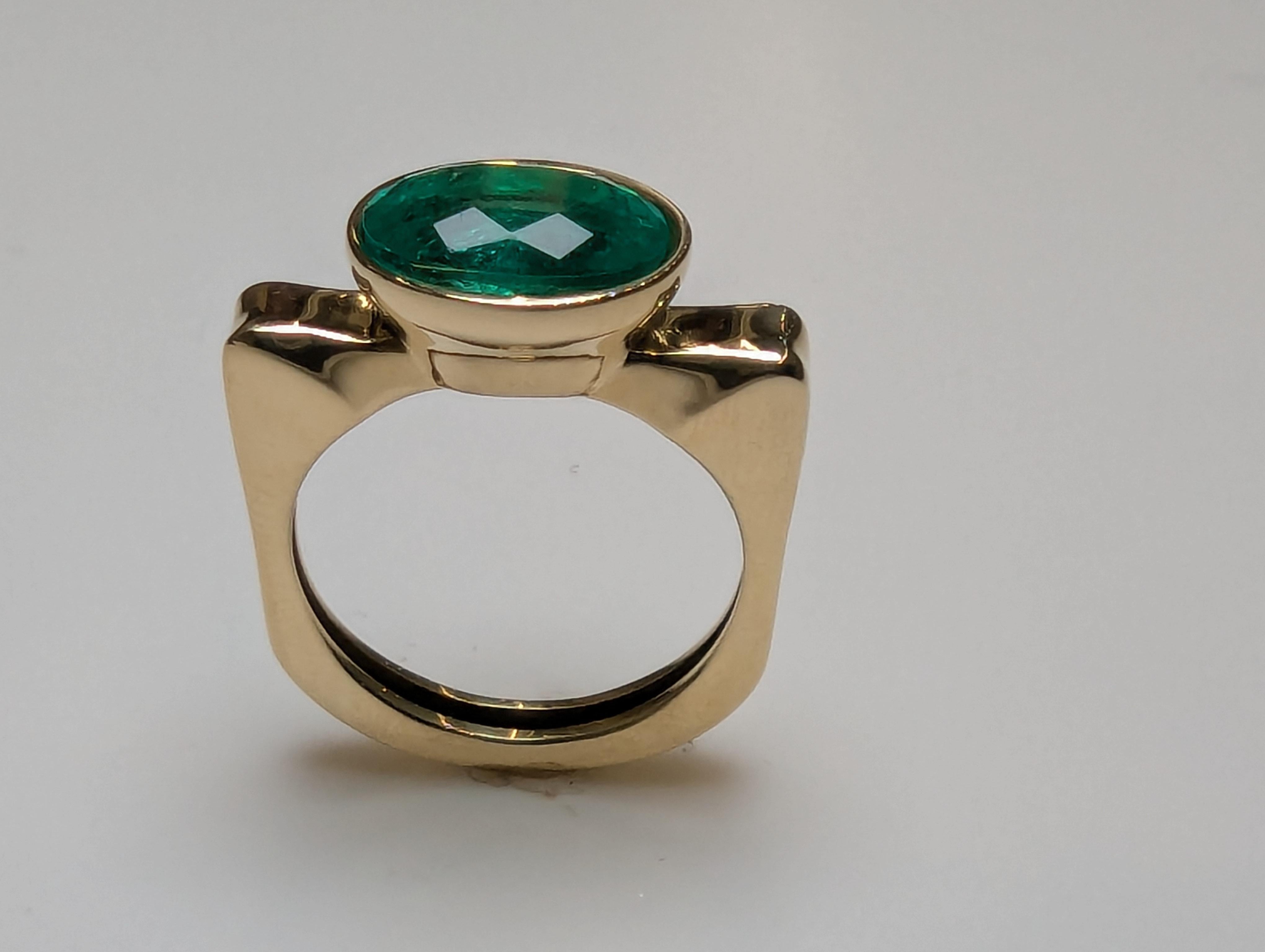 For Sale:  18 Karat Yellow Gold 2.86 Carat Oval Emerald Sculpture Ring 6