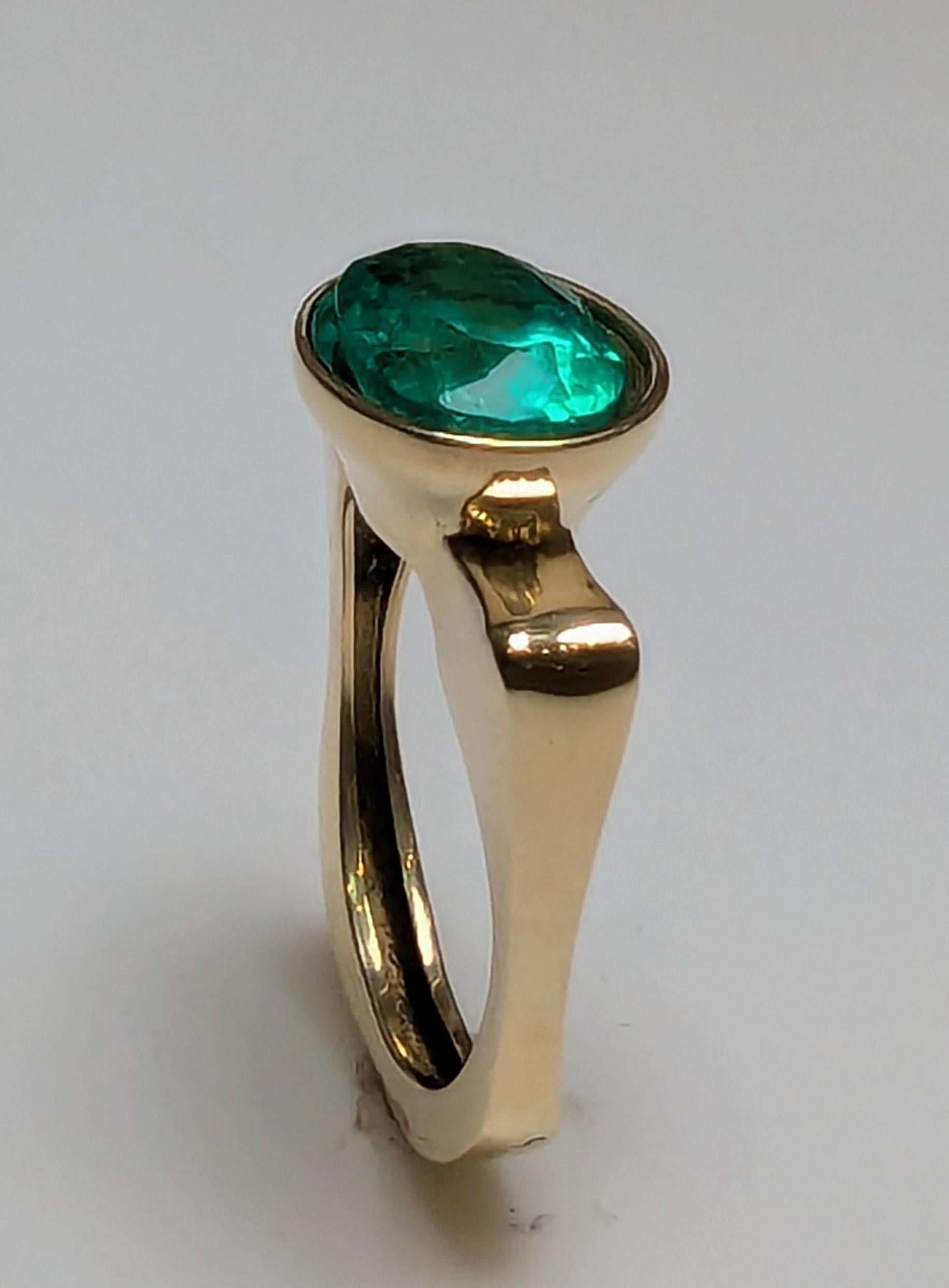 For Sale:  18 Karat Yellow Gold 2.86 Carat Oval Emerald Sculpture Ring 7