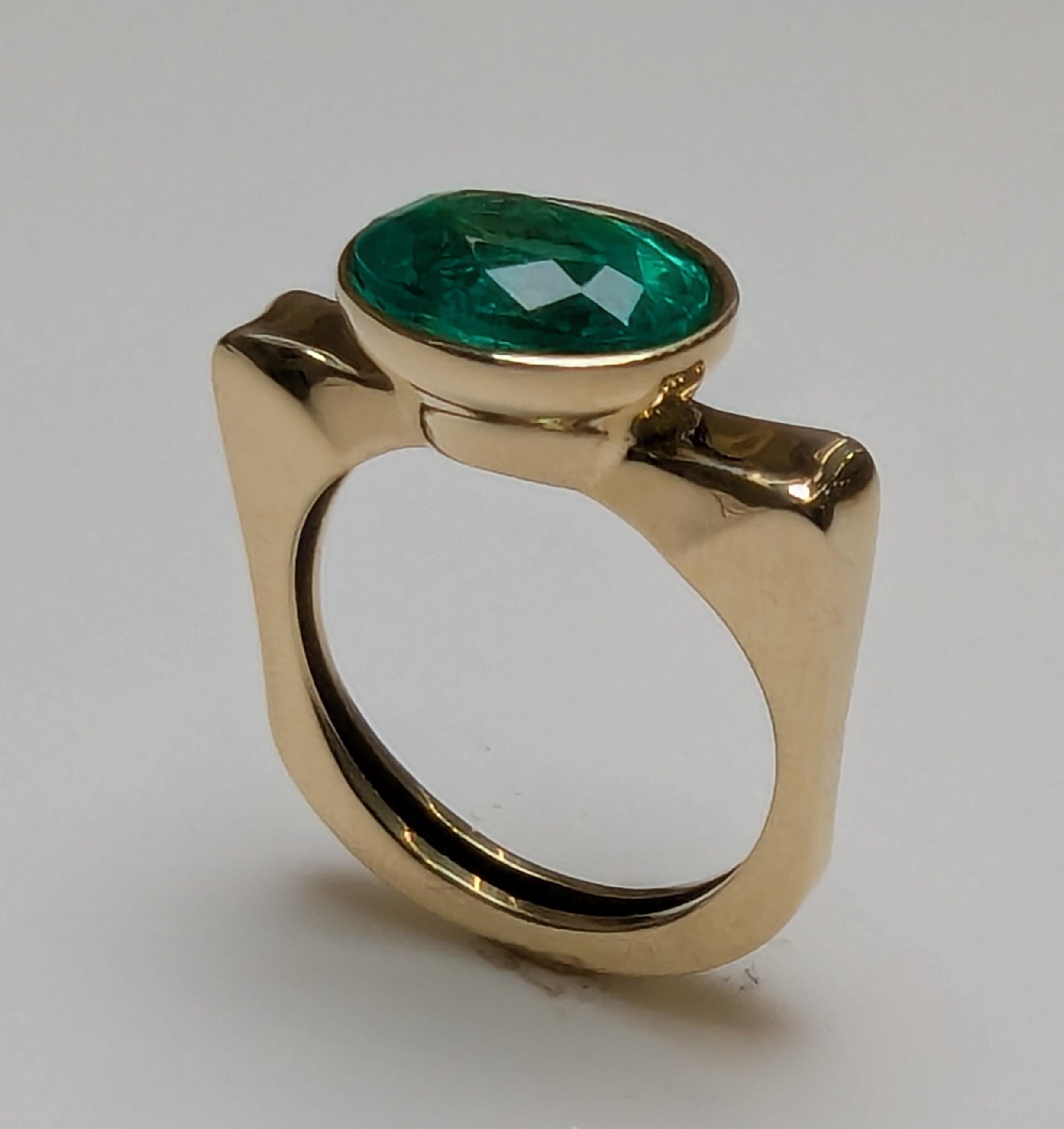 For Sale:  18 Karat Yellow Gold 2.86 Carat Oval Emerald Sculpture Ring 8
