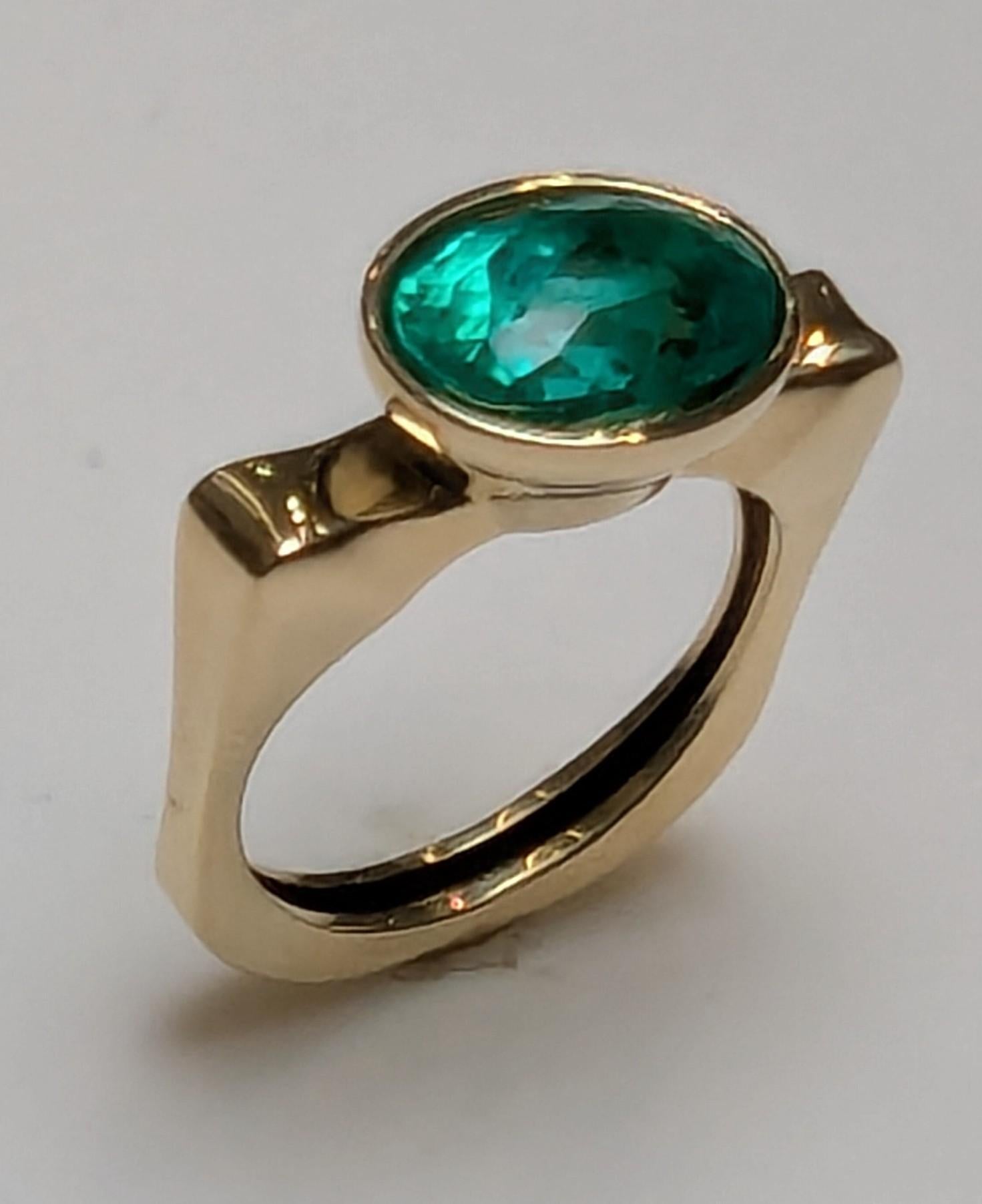 For Sale:  18 Karat Yellow Gold 2.86 Carat Oval Emerald Sculpture Ring 9
