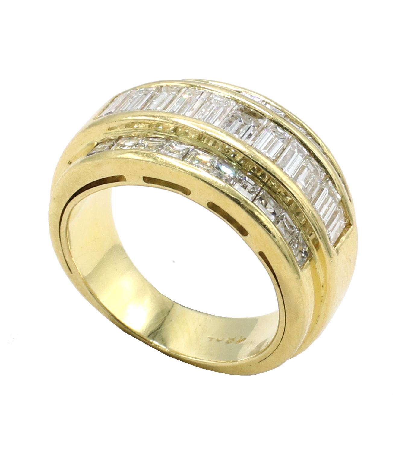 Anello a fascia larga in oro giallo 18 carati con diamante naturale da 3 carati 
Metallo: oro giallo 18 carati
Peso: 13.3 grammi
Diamanti: 3 CTW di diamanti naturali taglio smeraldo e taglio Asscher G VS
Larghezza: 5 - 11 mm
Dimensioni: 5.5 (US)
