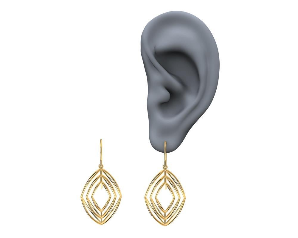 Le designer de Tiffany, Thomas Kurilla, a créé ces boucles d'oreilles à 3 losanges en or jaune 18 carats.  Je ne peux pas m'arrêter avec cette forme de losange. C'est mon  forme préférée. Je l'ai utilisé tout au long de ma carrière. Une forme