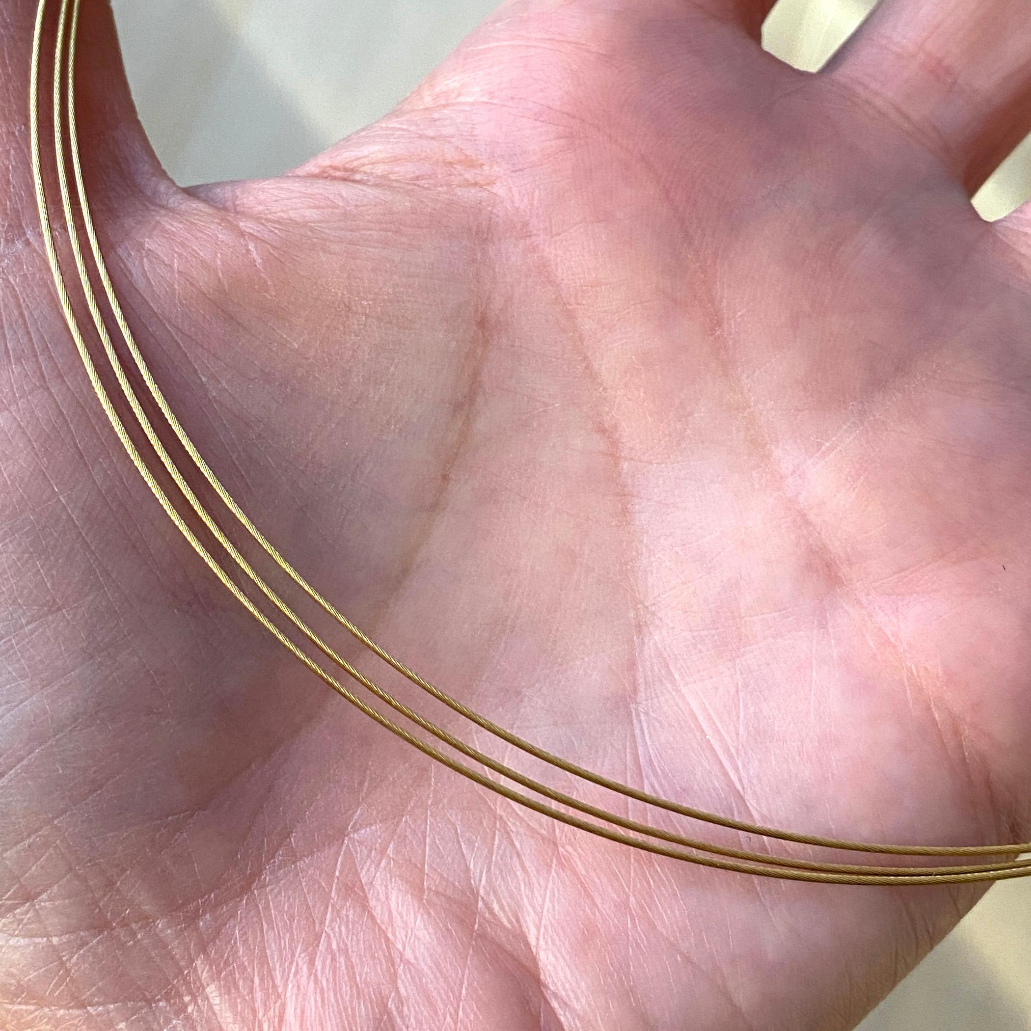Collier contemporain en or jaune 18 carats à 3 brins avec câble en fil de fer, d'une longueur de 16 pouces Neuf - En vente à Washington, DC
