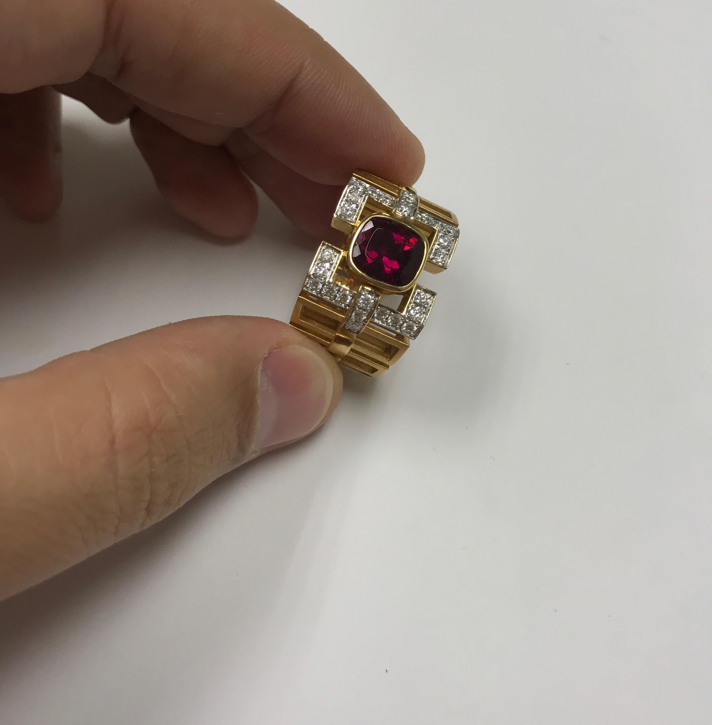 18 Karat Yellow Gold 3.04 Carat Rubelite Tourmaline Diamond Male Ring For Sale 2