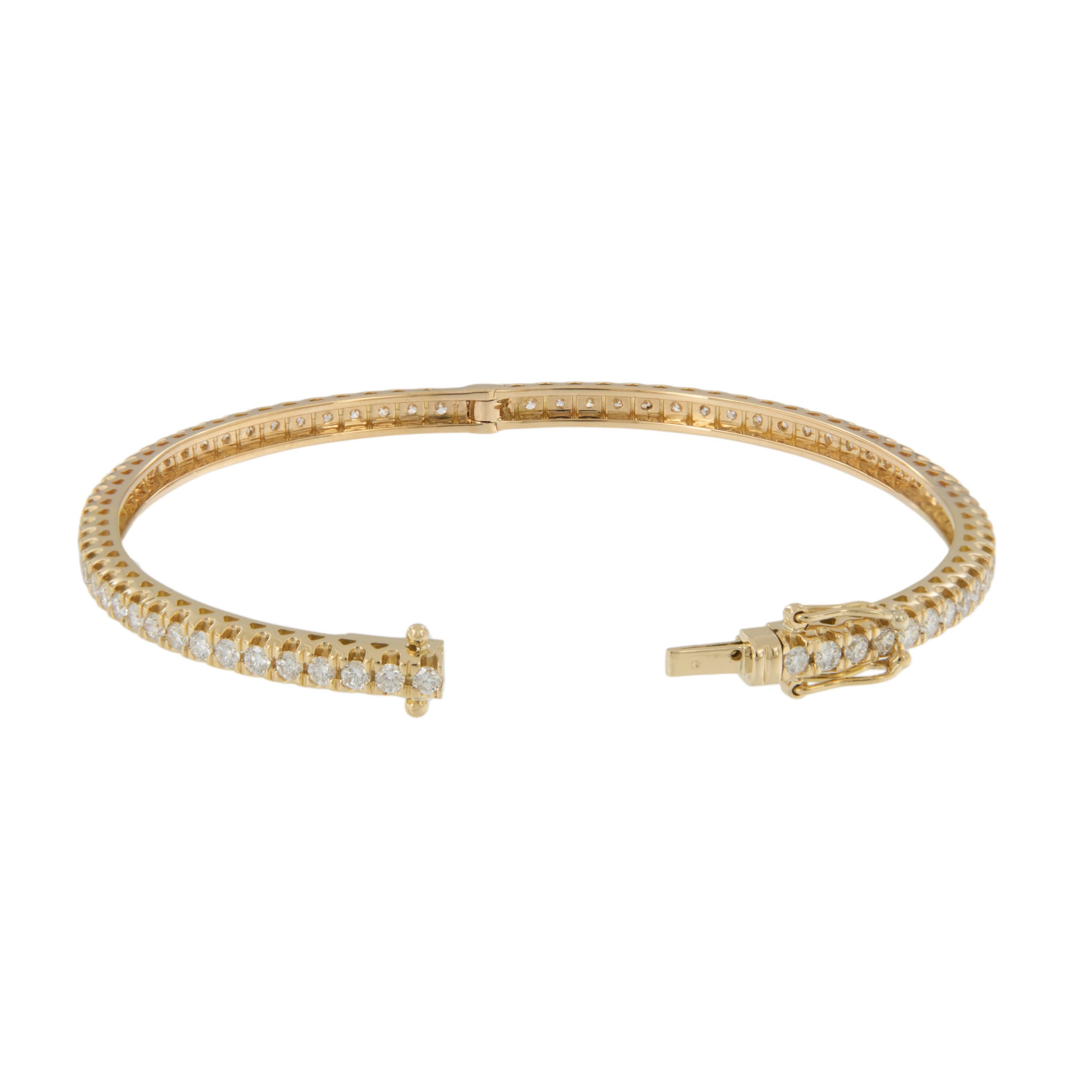 Round Cut 18 Karat Yellow Gold 3.15 Cttw Eternity Diamond Bangle Bracelet Made in Italy For Sale
