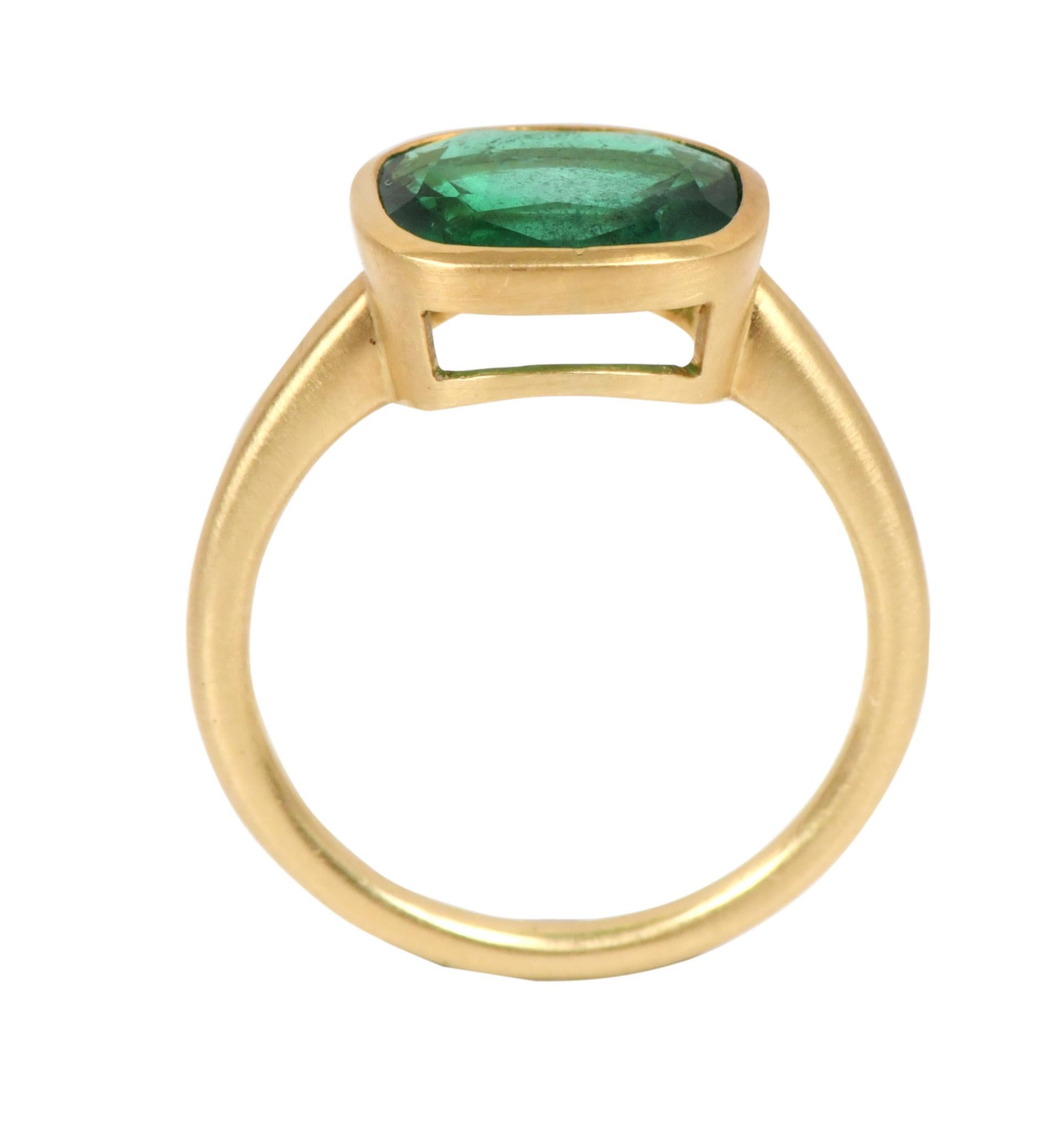 18 Karat Yellow Gold 3.20 Carat Cushion-Cut Natural Emerald Solitaire Ring In New Condition For Sale In Jaipur, IN