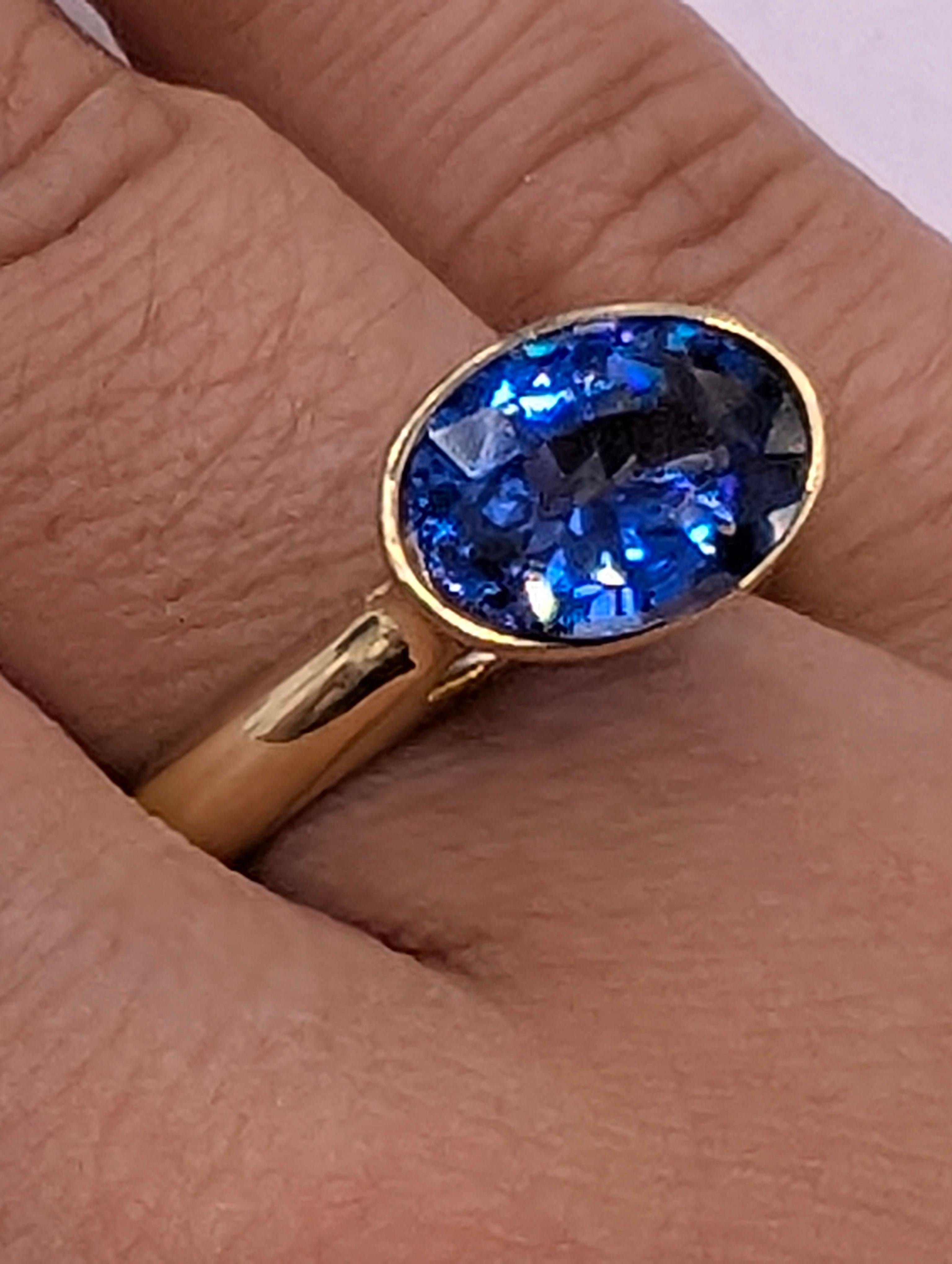 En vente :  Bague en or jaune 18 carats 3.24 carats saphir bleu 5