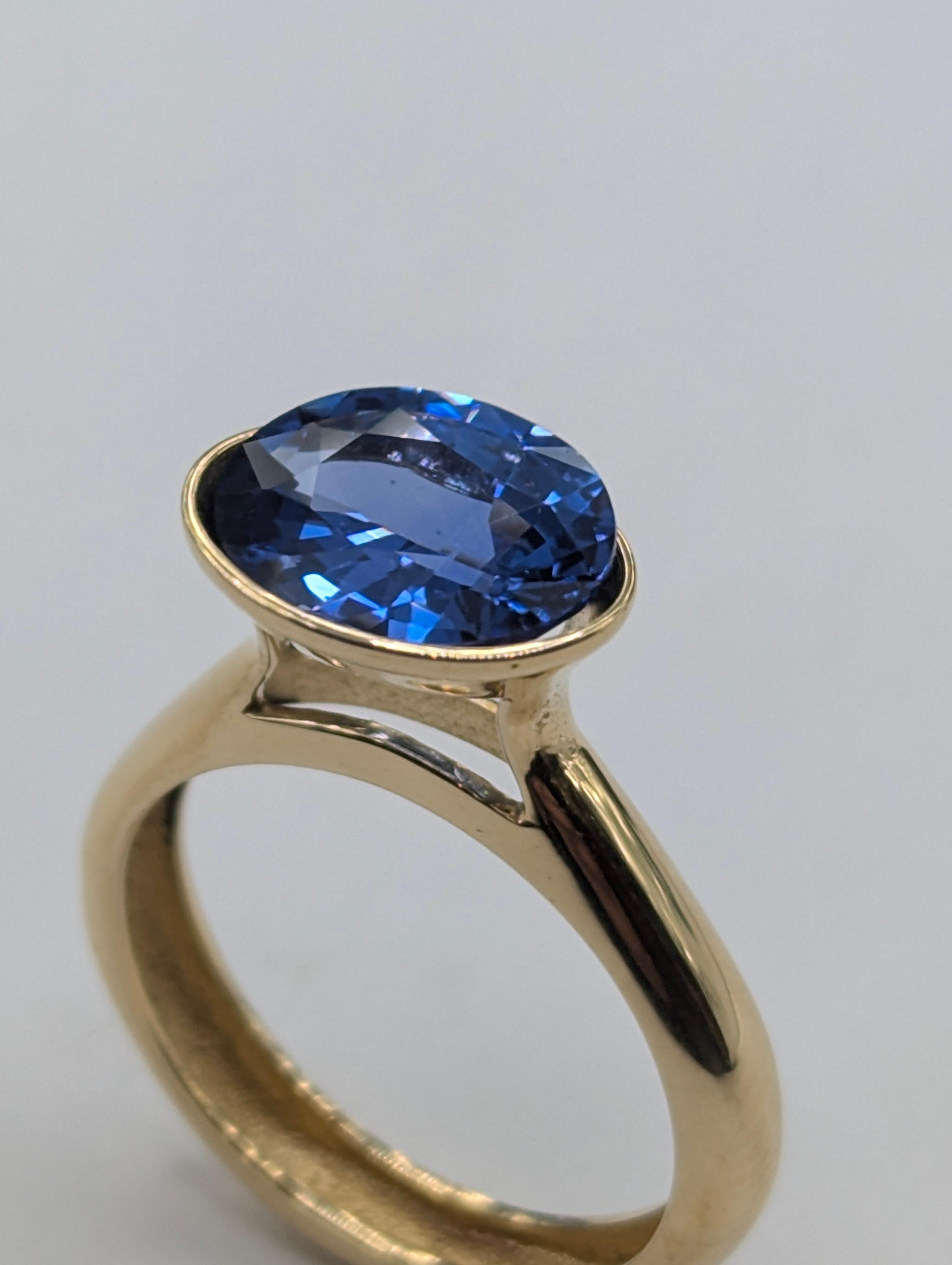 En vente :  Bague en or jaune 18 carats 3.24 carats saphir bleu 7