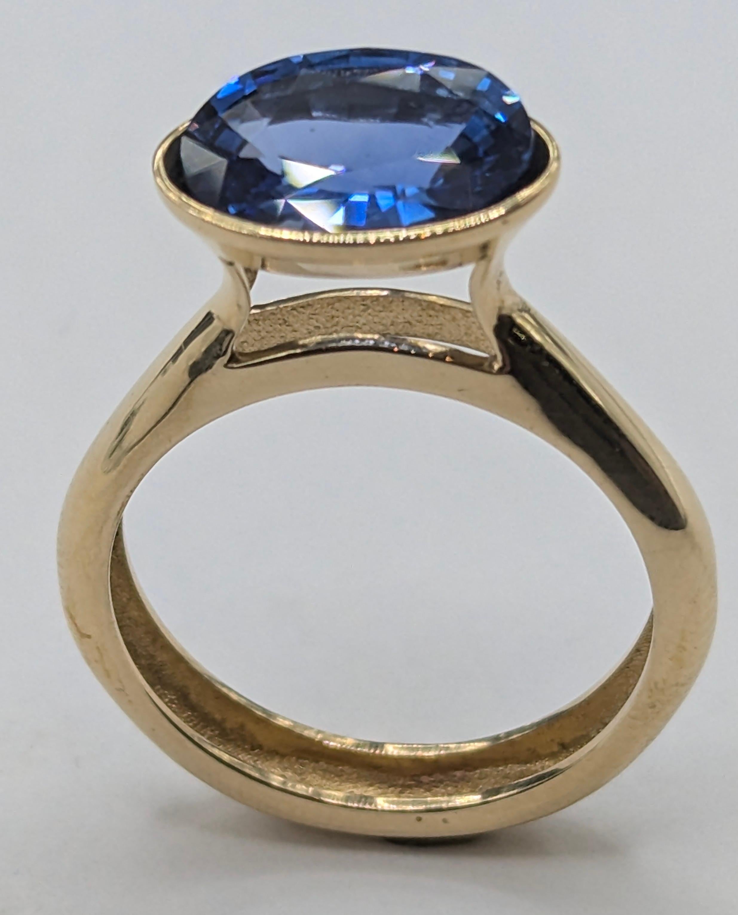 En vente :  Bague en or jaune 18 carats 3.24 carats saphir bleu 9