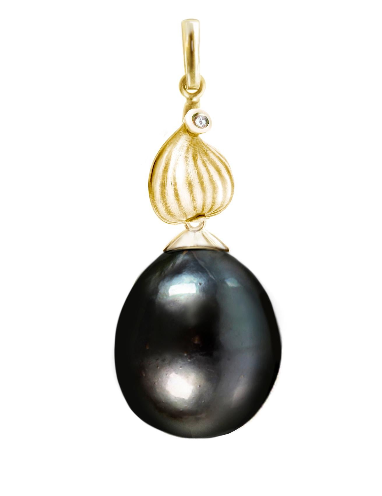 Eighteen Karat Yellow Gold Black Tahiti Pearl Contemporary Pendant Necklace For Sale 1