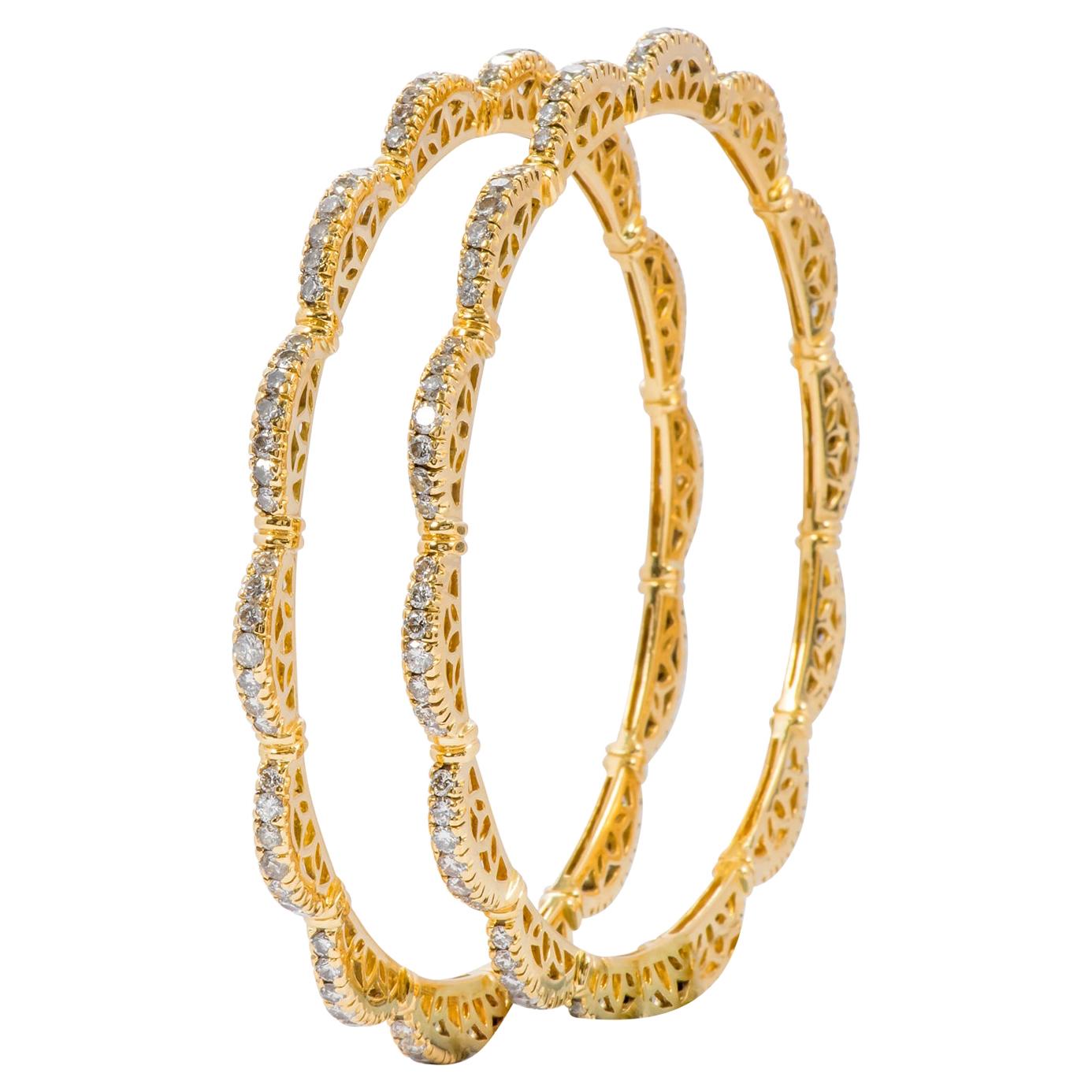 18 Karat Yellow Gold 3.34 Carat Diamond Dome-Shape Tennis Bangle Bracelet For Sale