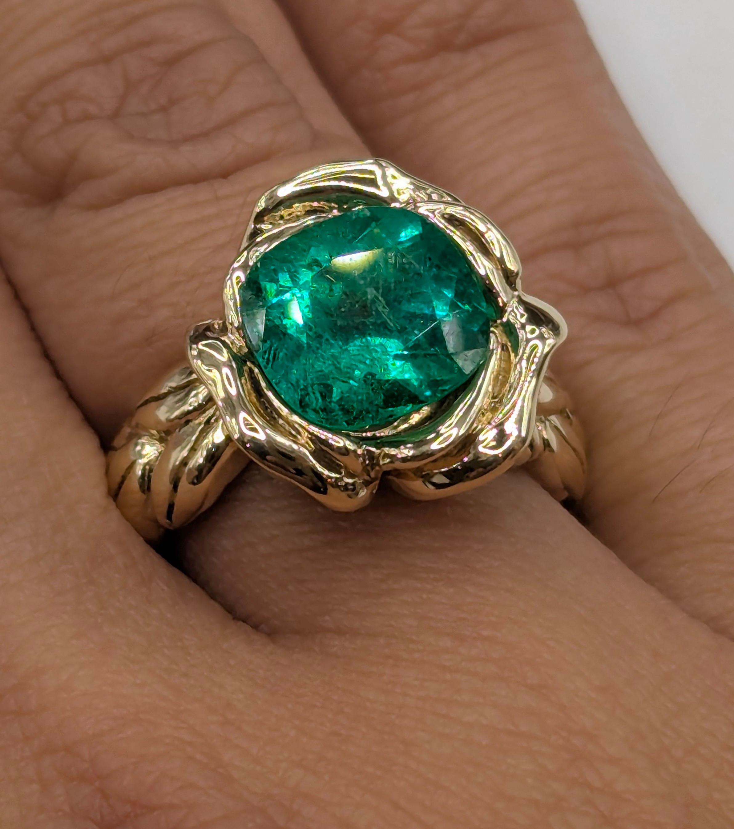 En venta: Oro amarillo de 18 quilates 3,36  Anillo rosa esmeralda talla cojín quilates  2
