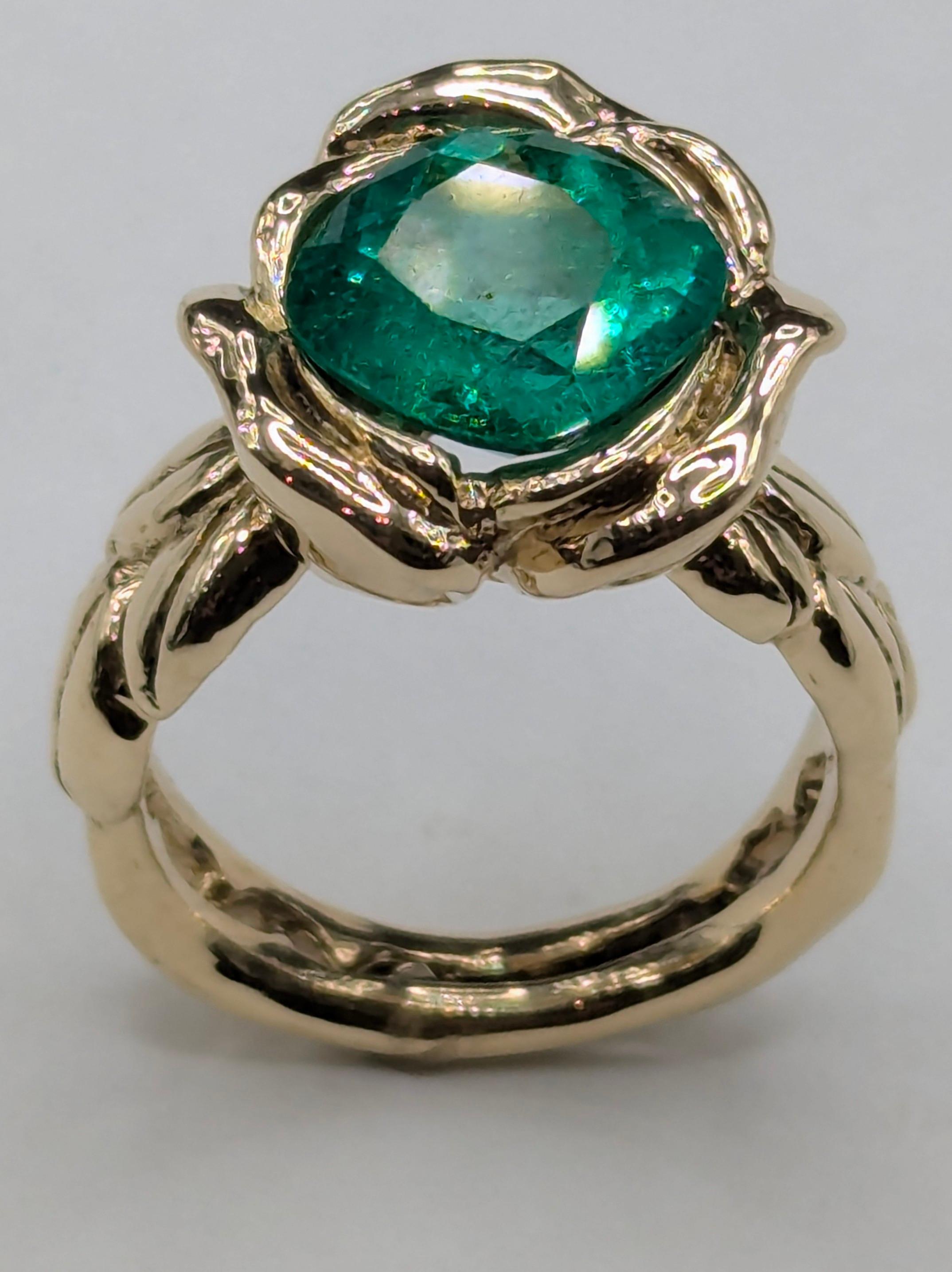 En venta: Oro amarillo de 18 quilates 3,36  Anillo rosa esmeralda talla cojín quilates  6
