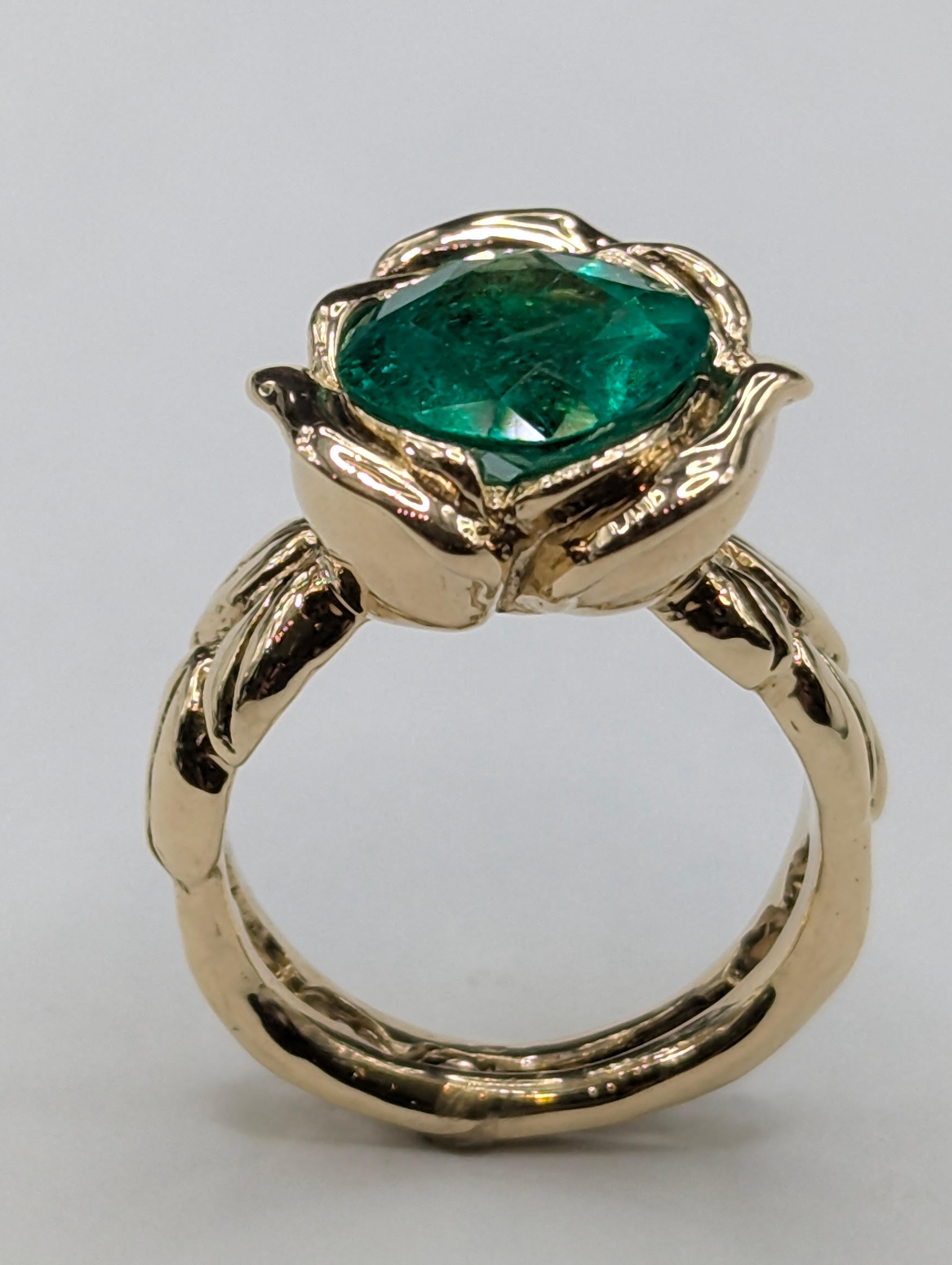 En venta: Oro amarillo de 18 quilates 3,36  Anillo rosa esmeralda talla cojín quilates  8