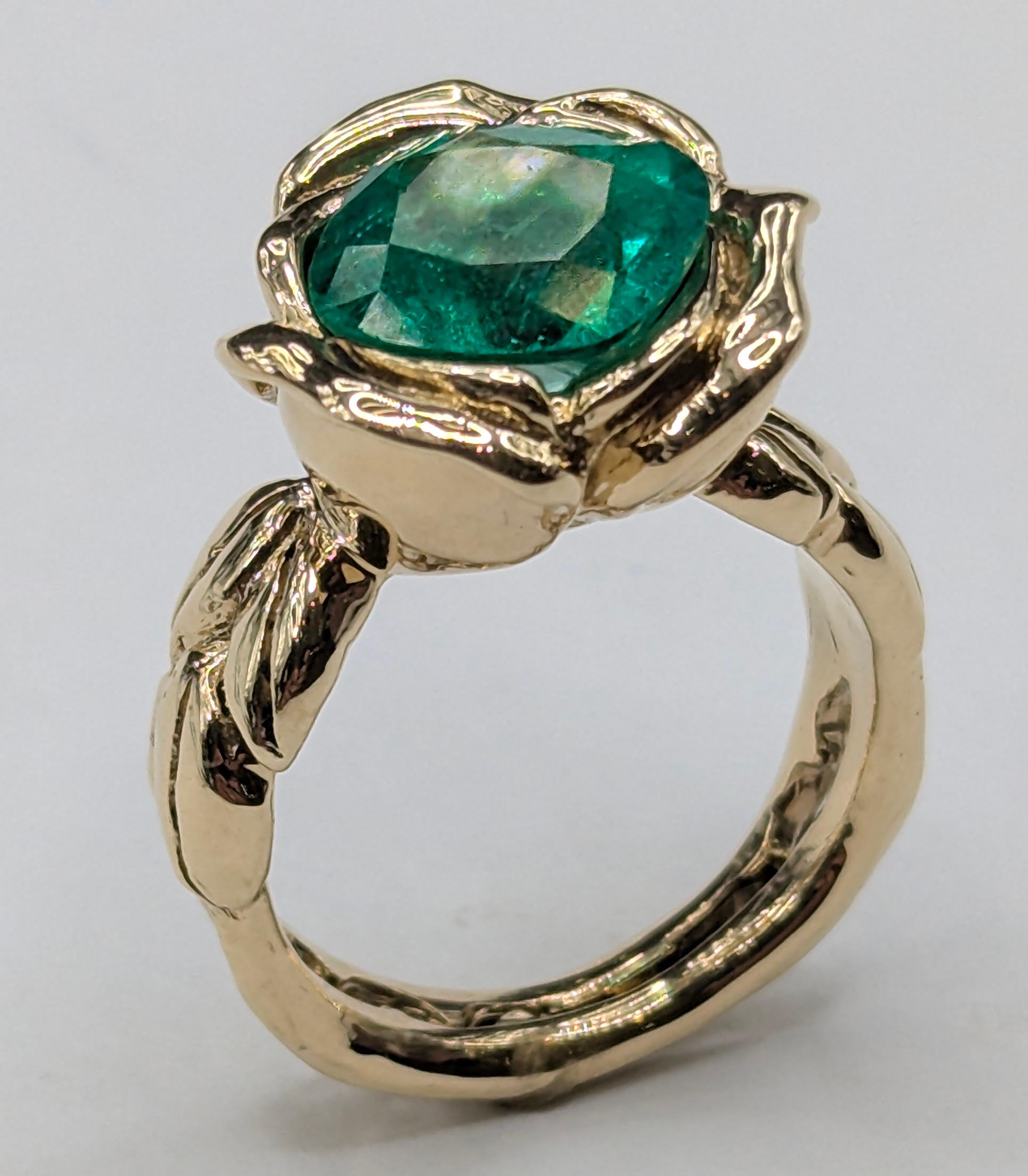 En venta: Oro amarillo de 18 quilates 3,36  Anillo rosa esmeralda talla cojín quilates  9