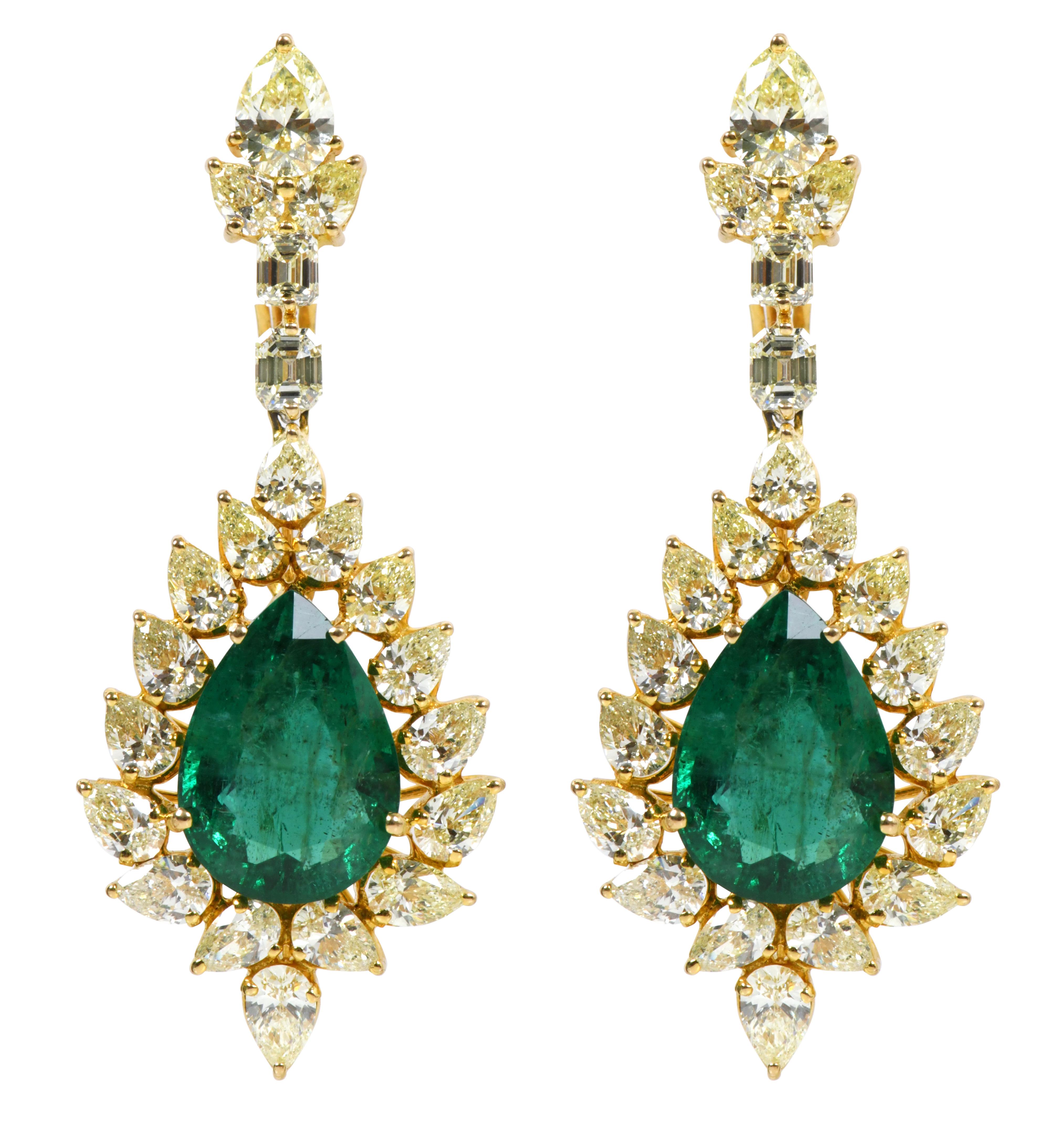Pear Cut 18 Karat Yellow Gold 34.33 Carat Natural Emerald and Yellow Diamond Drop Earring For Sale