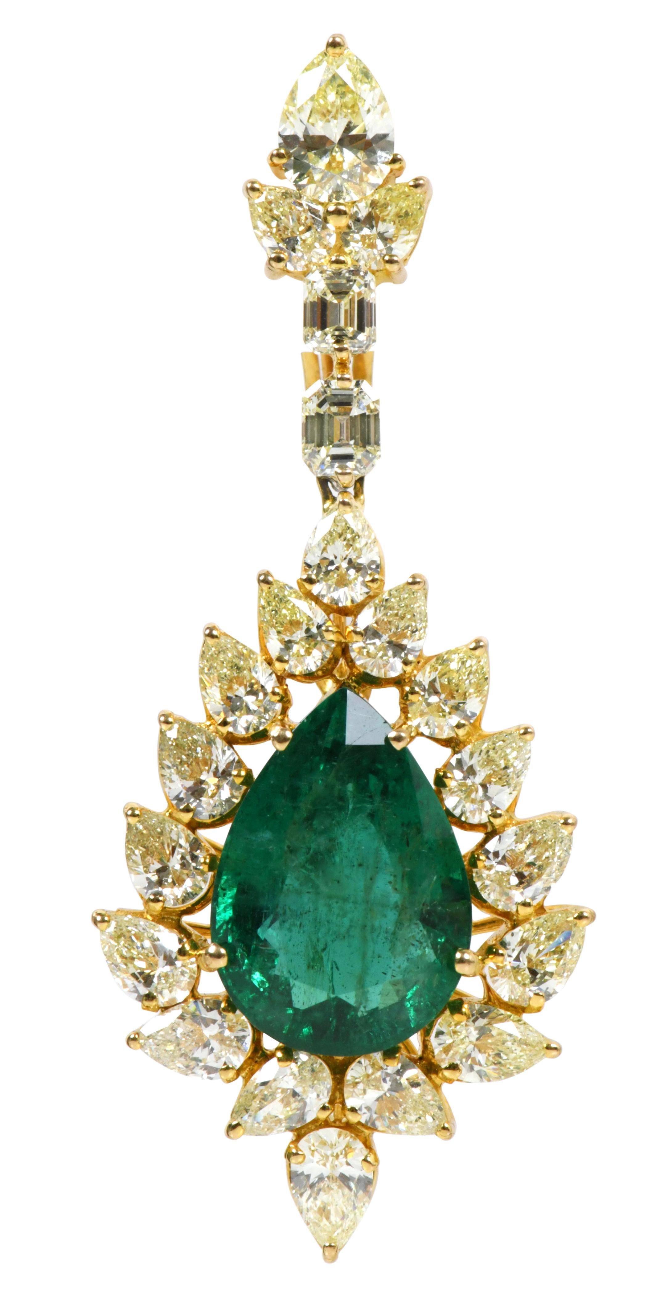 18 Karat Yellow Gold 34.33 Carat Natural Emerald and Yellow Diamond Drop Earring In New Condition For Sale In Jaipur, IN