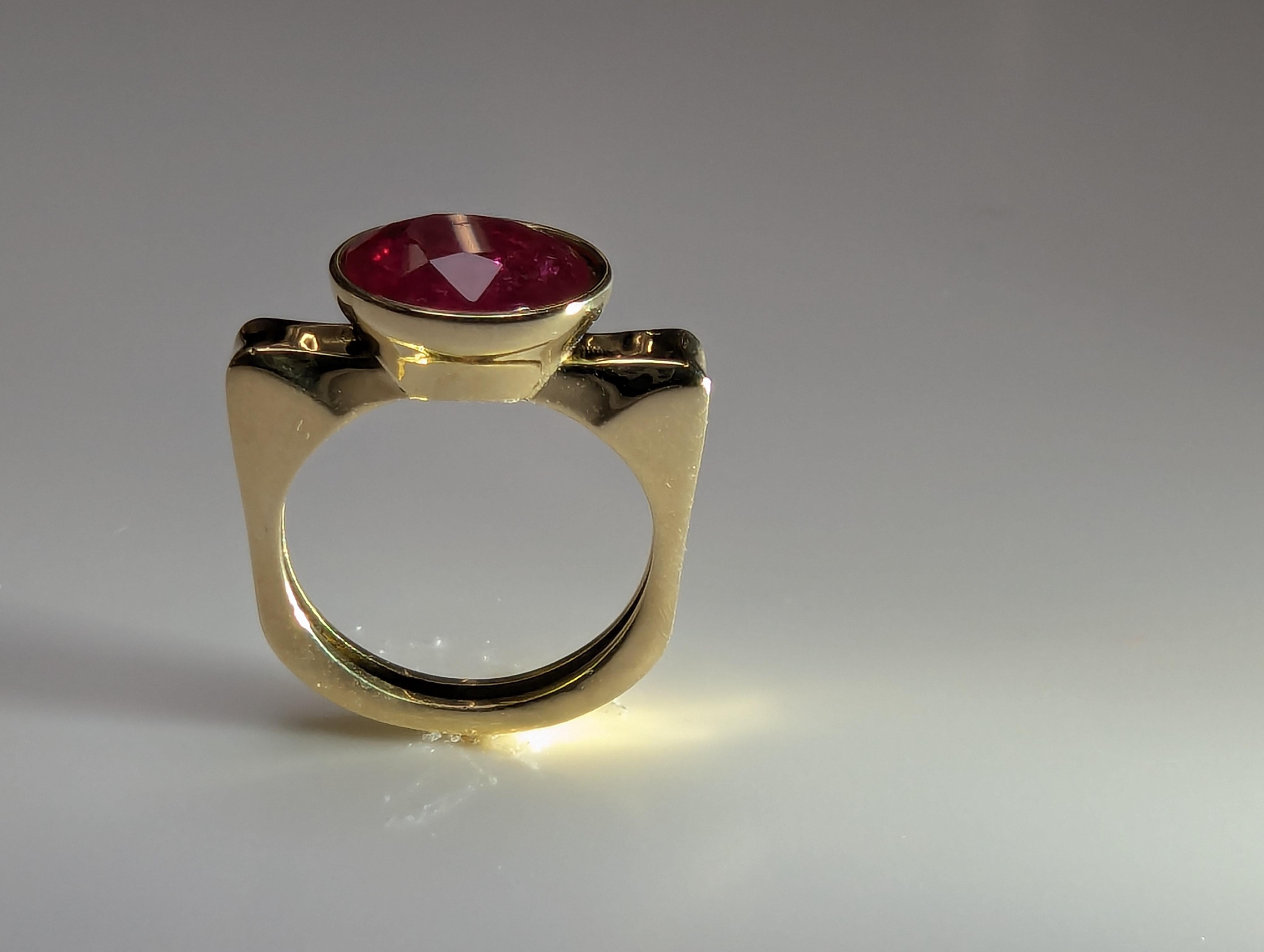 For Sale:  18 Karat Yellow Gold 3.54  Carat Oval Ruby Sculpture Ring 10