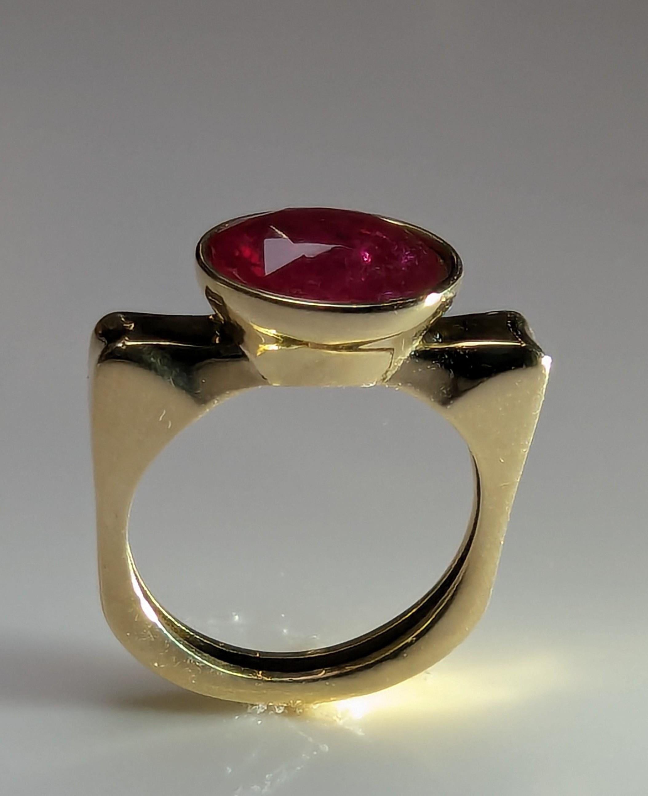 For Sale:  18 Karat Yellow Gold 3.54  Carat Oval Ruby Sculpture Ring 11