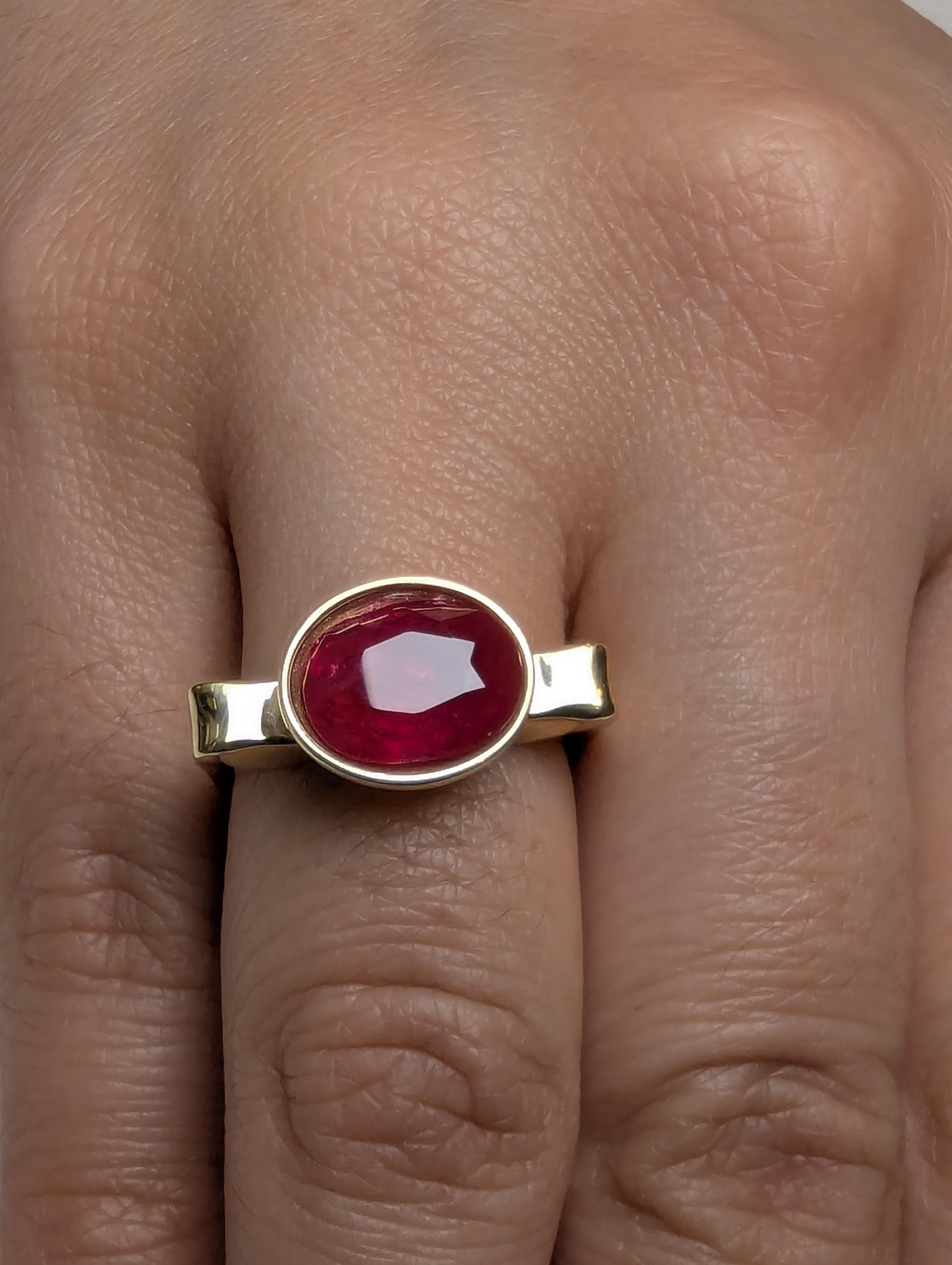 For Sale:  18 Karat Yellow Gold 3.54  Carat Oval Ruby Sculpture Ring 2