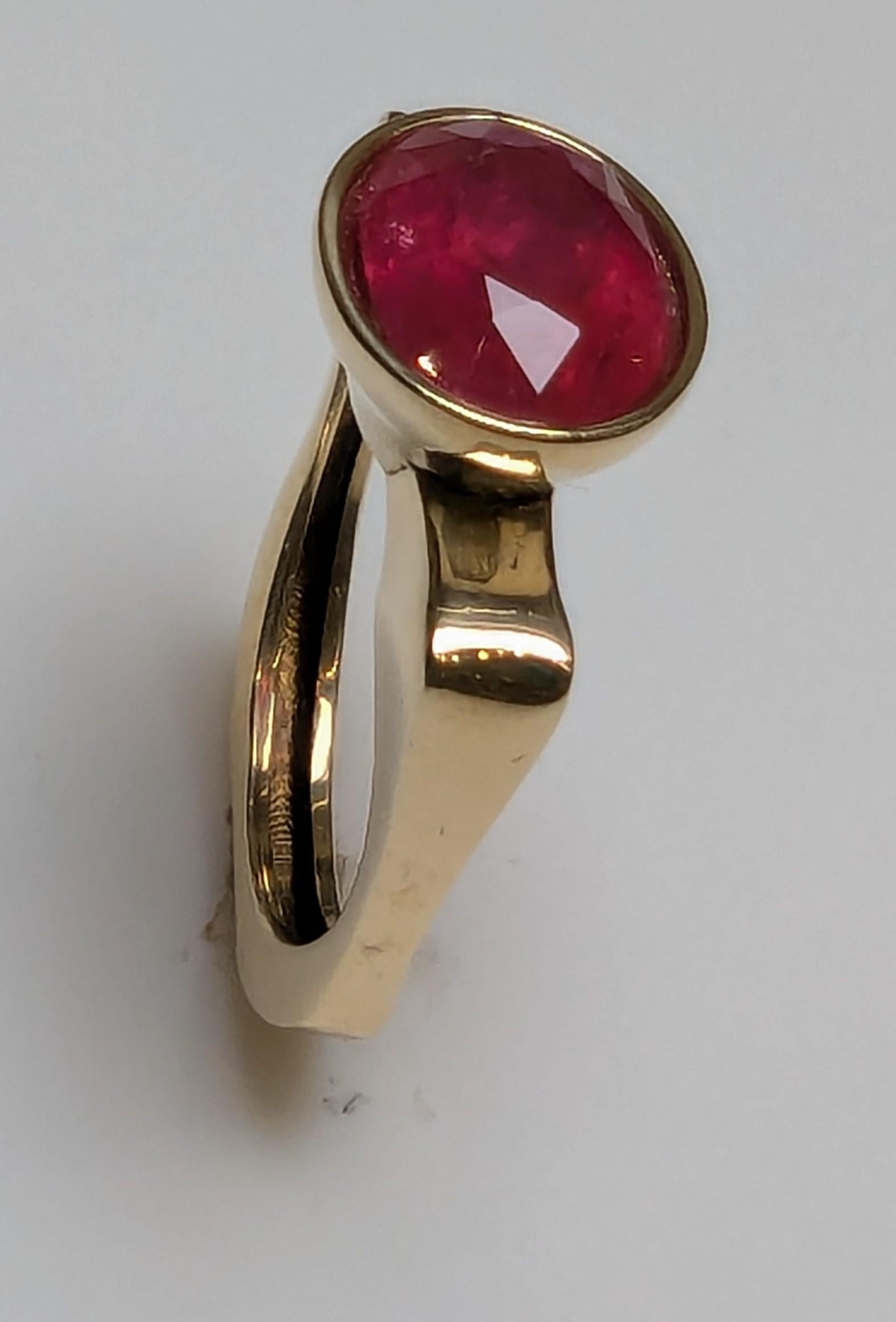 For Sale:  18 Karat Yellow Gold 3.54  Carat Oval Ruby Sculpture Ring 3