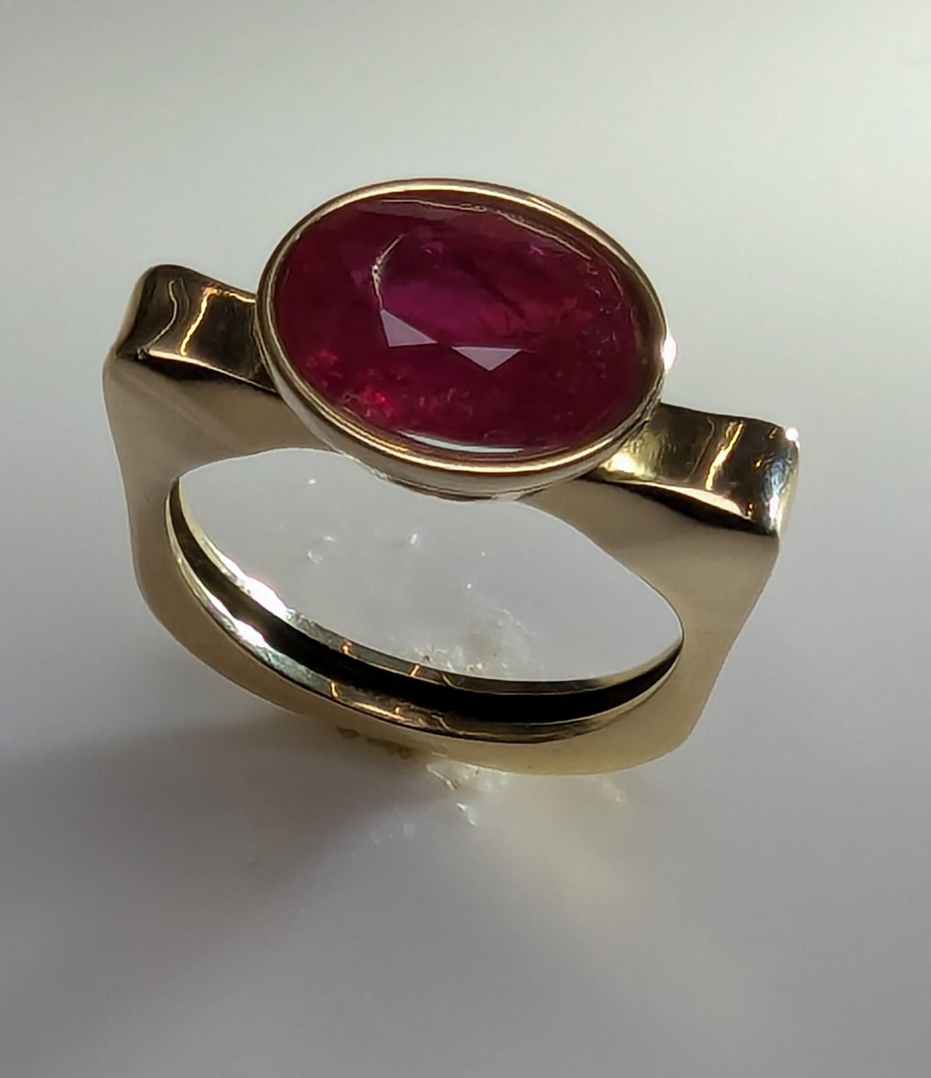For Sale:  18 Karat Yellow Gold 3.54  Carat Oval Ruby Sculpture Ring 8