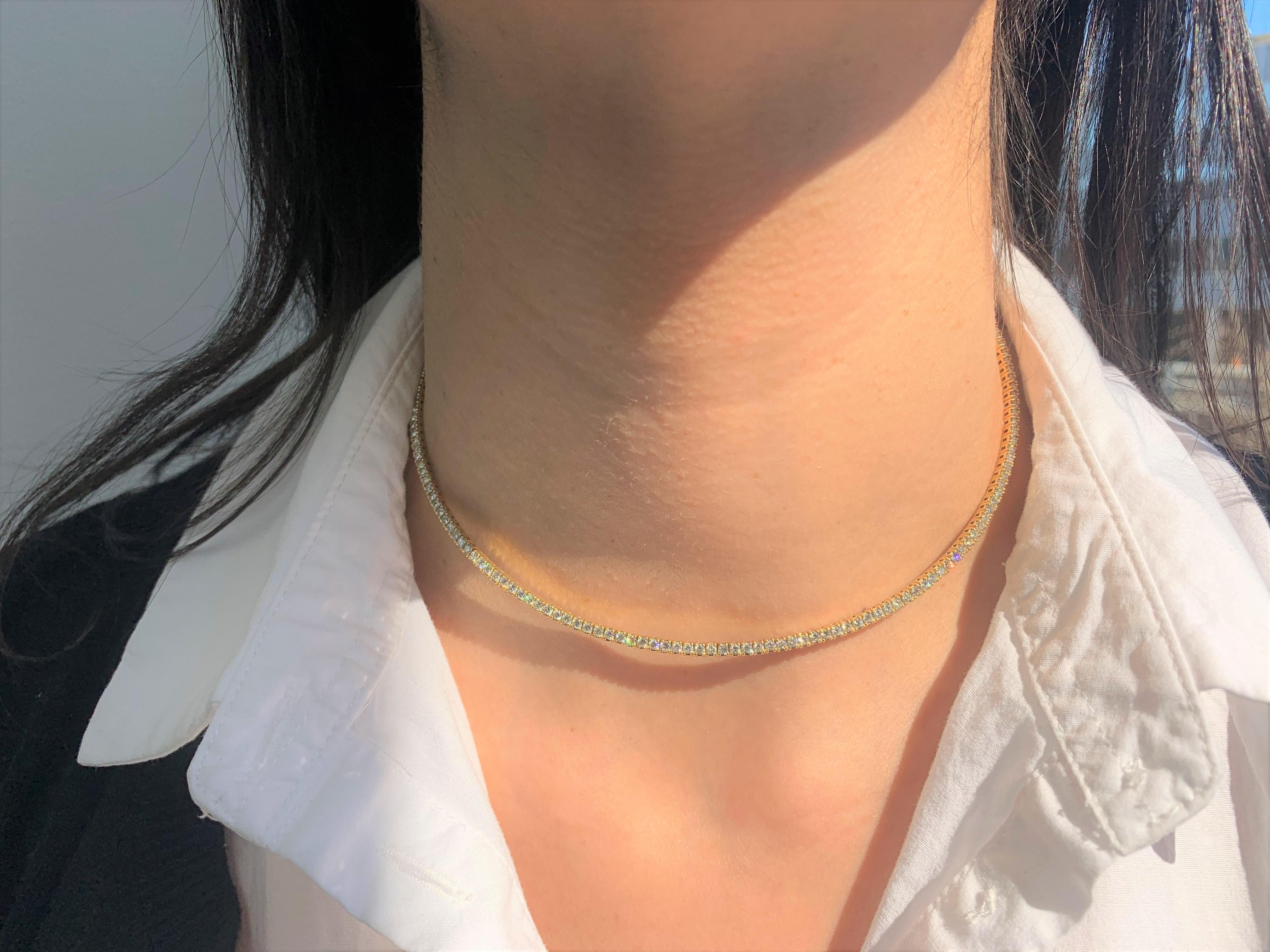 Dies ist ein Beautfiul Diamond Choker Kragen Halskette, die für Komfort einstellbar ist. Gefertigt aus 14K Weißgold mit 136 natürlichen runden Diamanten mit einem Gewicht von 3,56 Karat 100mm Länge. Klauenverschluss
-18K Weißgold
-136 natürliche