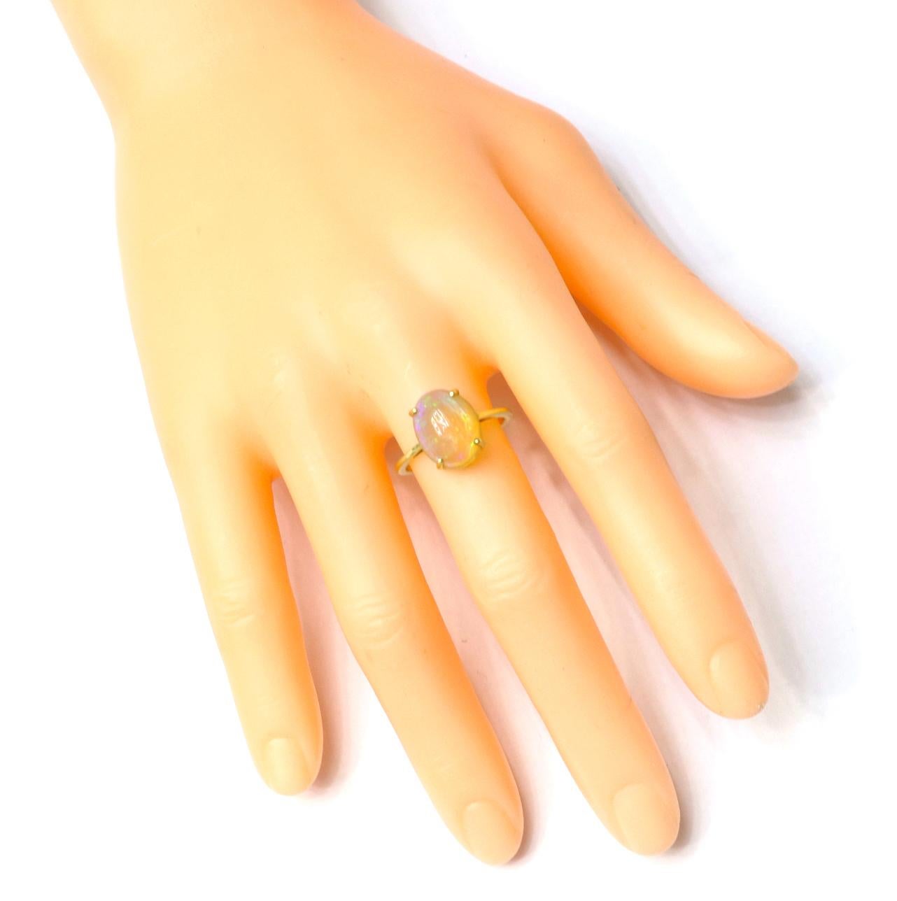Bague solitaire en or jaune 18 carats 3,71 carats d'opale

Cette bague en opale s'inspire de la Lune. Une opale de taille ovale, sertie dans une monture à quatre branches, brille comme la lune. Finie par un anneau en or jaune pour une finition sans