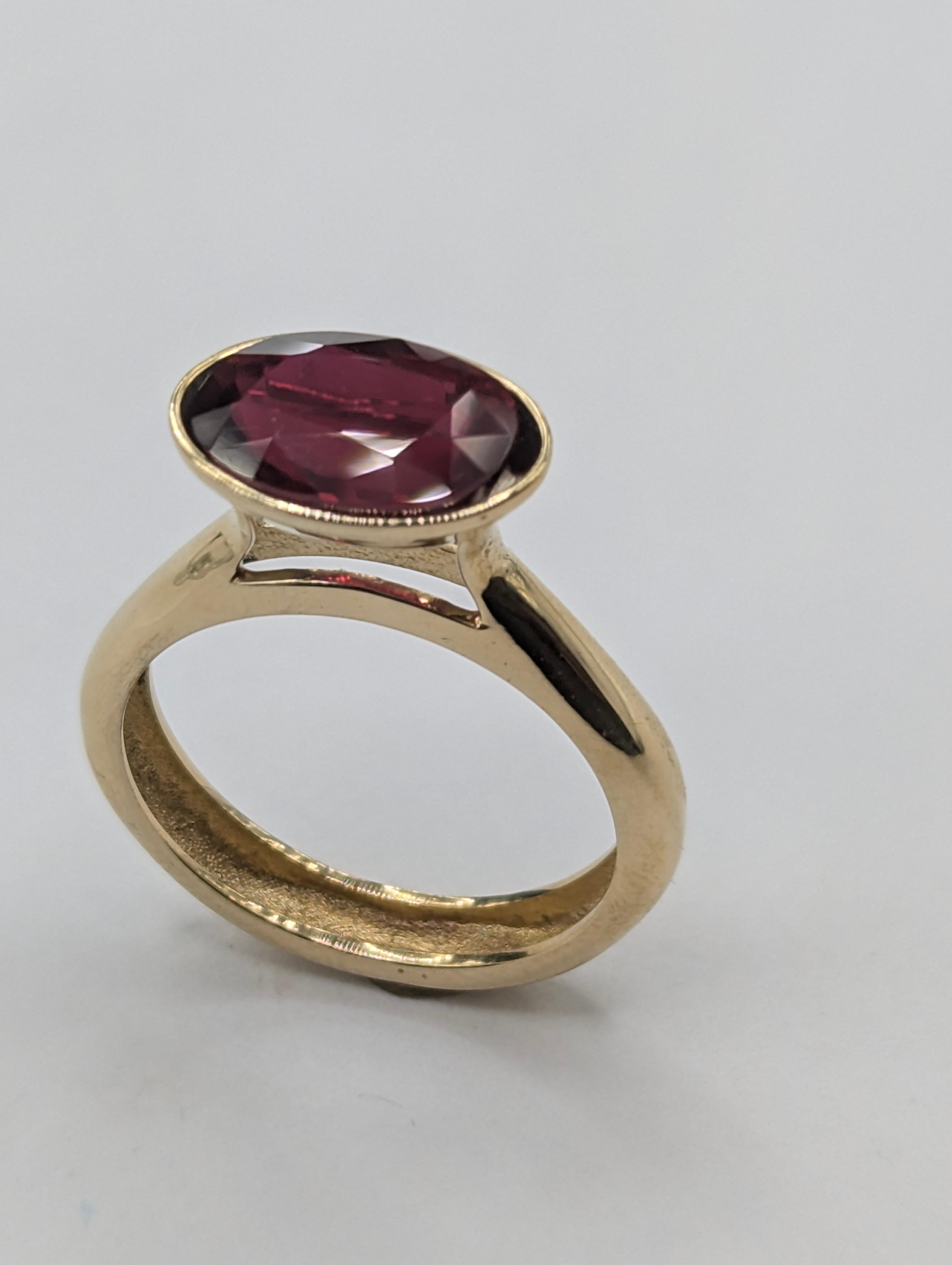 Im Angebot: 18 Karat Gelbgold 3.83  Karat Oval Rubin Skulptur Ring () 10