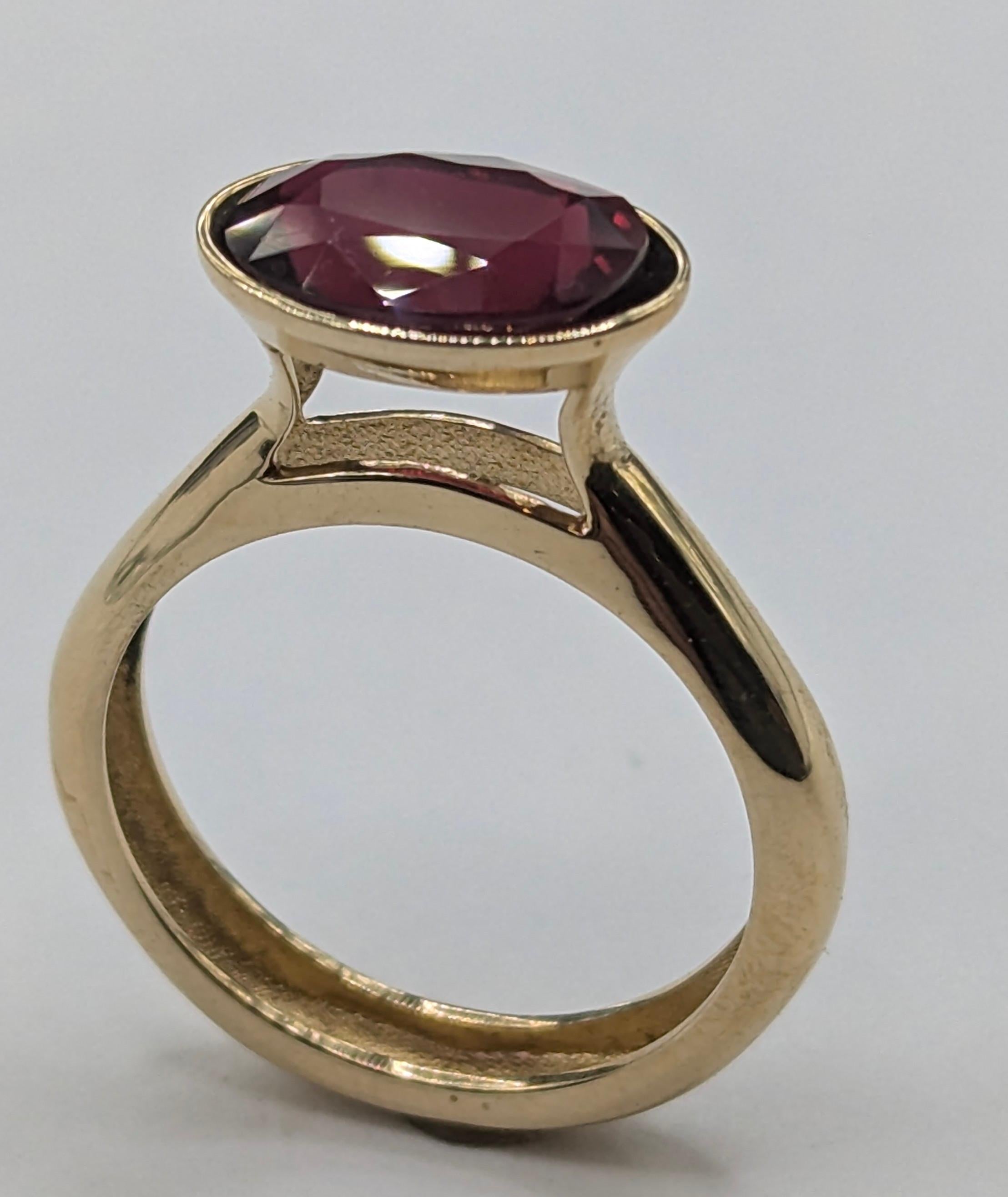 Im Angebot: 18 Karat Gelbgold 3.83  Karat Oval Rubin Skulptur Ring () 11