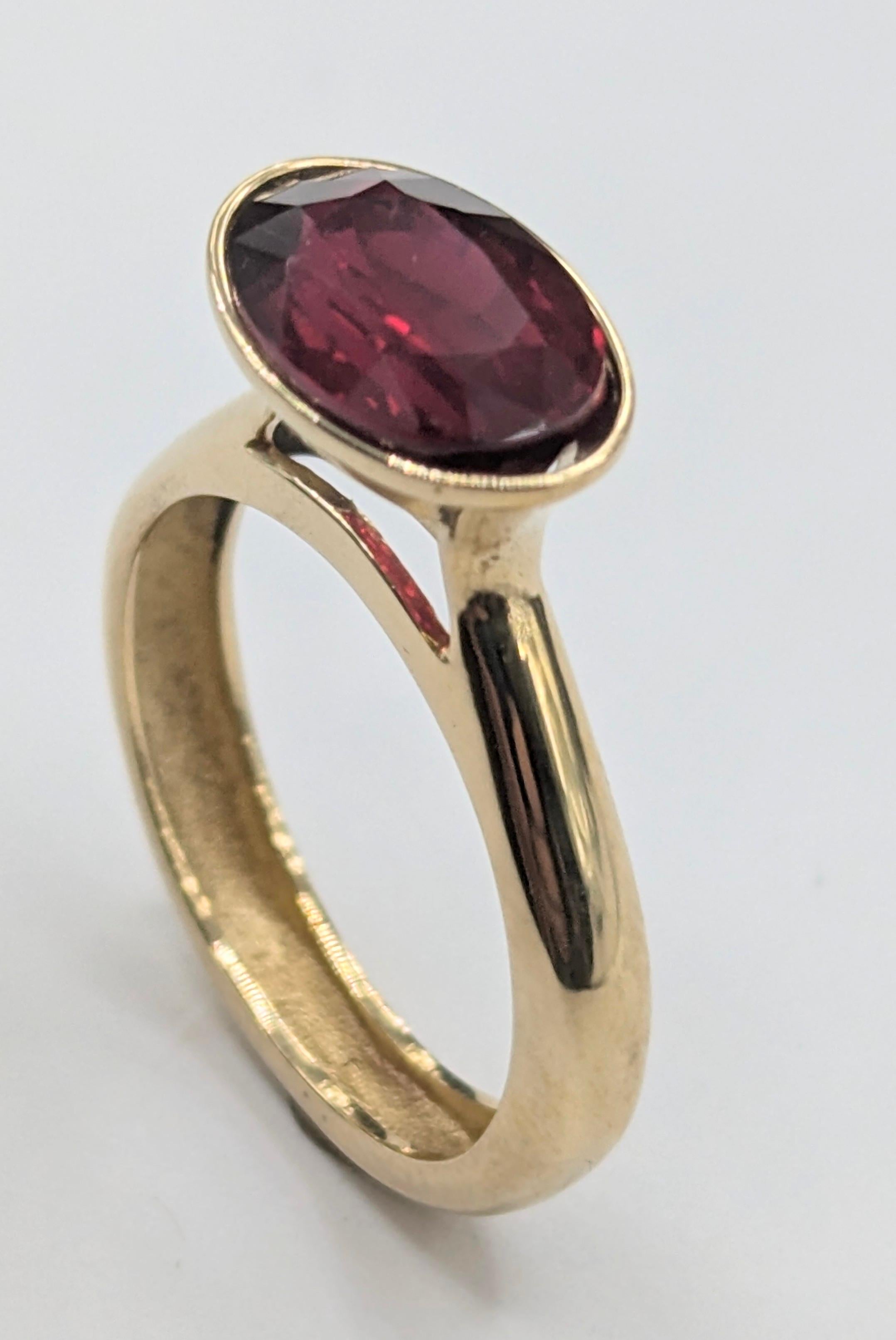 Im Angebot: 18 Karat Gelbgold 3.83  Karat Oval Rubin Skulptur Ring () 12