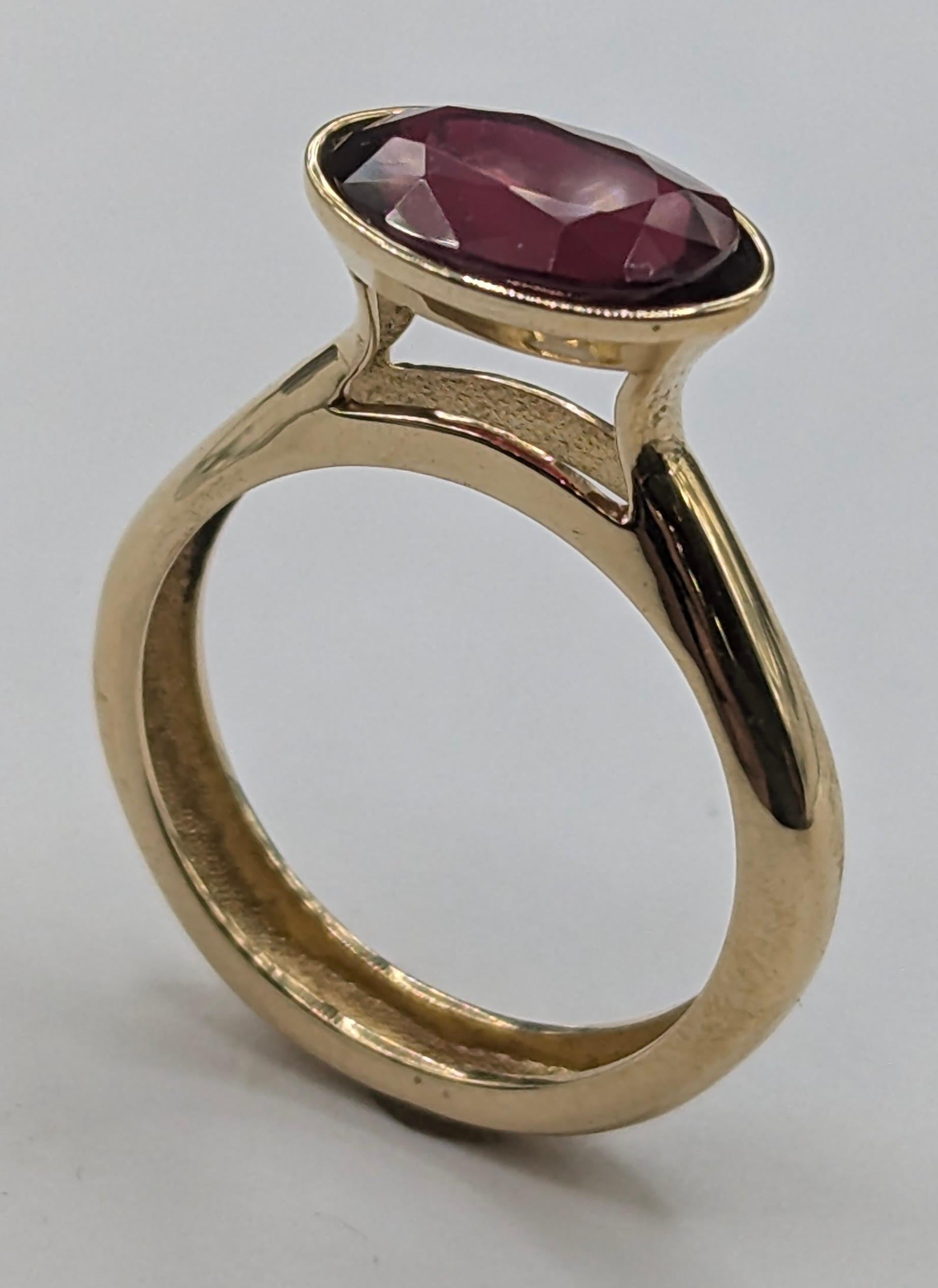 Im Angebot: 18 Karat Gelbgold 3.83  Karat Oval Rubin Skulptur Ring () 13